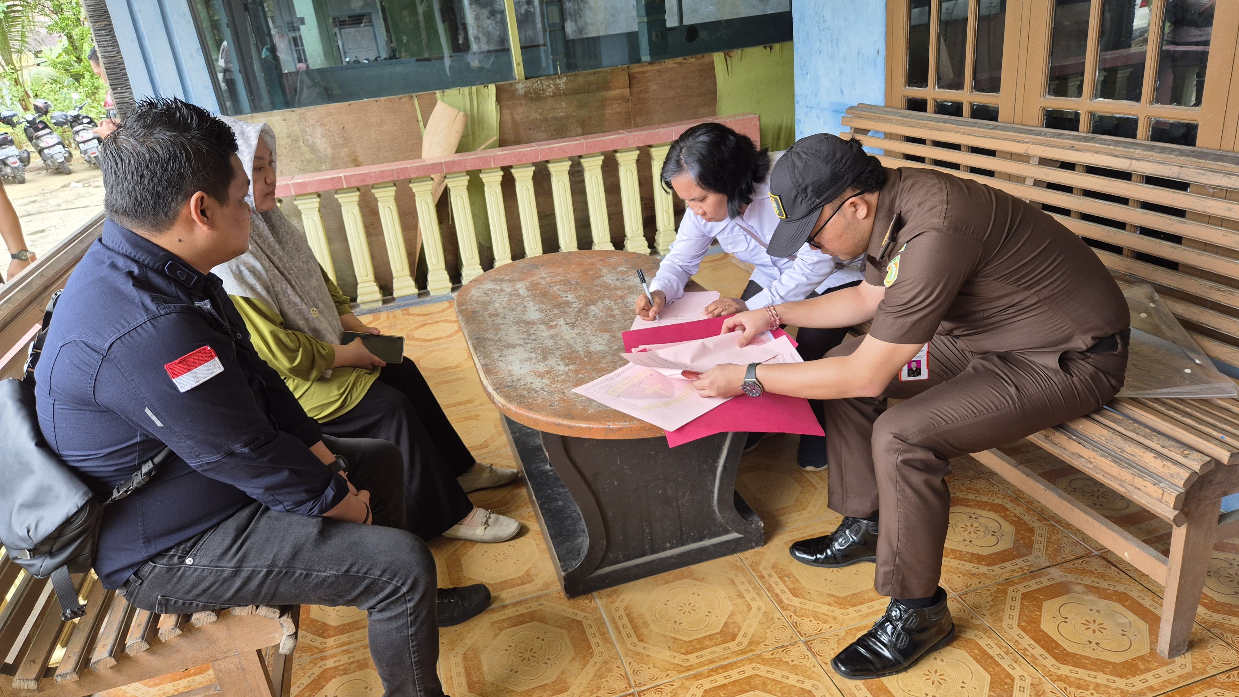 DIEKSEKUSI: Proses sita eksekusi yang dilakukan oleh Kejari Tarakan terhadap aset terpidana Khaeruddin Arief Hidayat beberapa waktu lalu. FOTO:&nbsp;ELIAZAR/RADAR TARAKAN