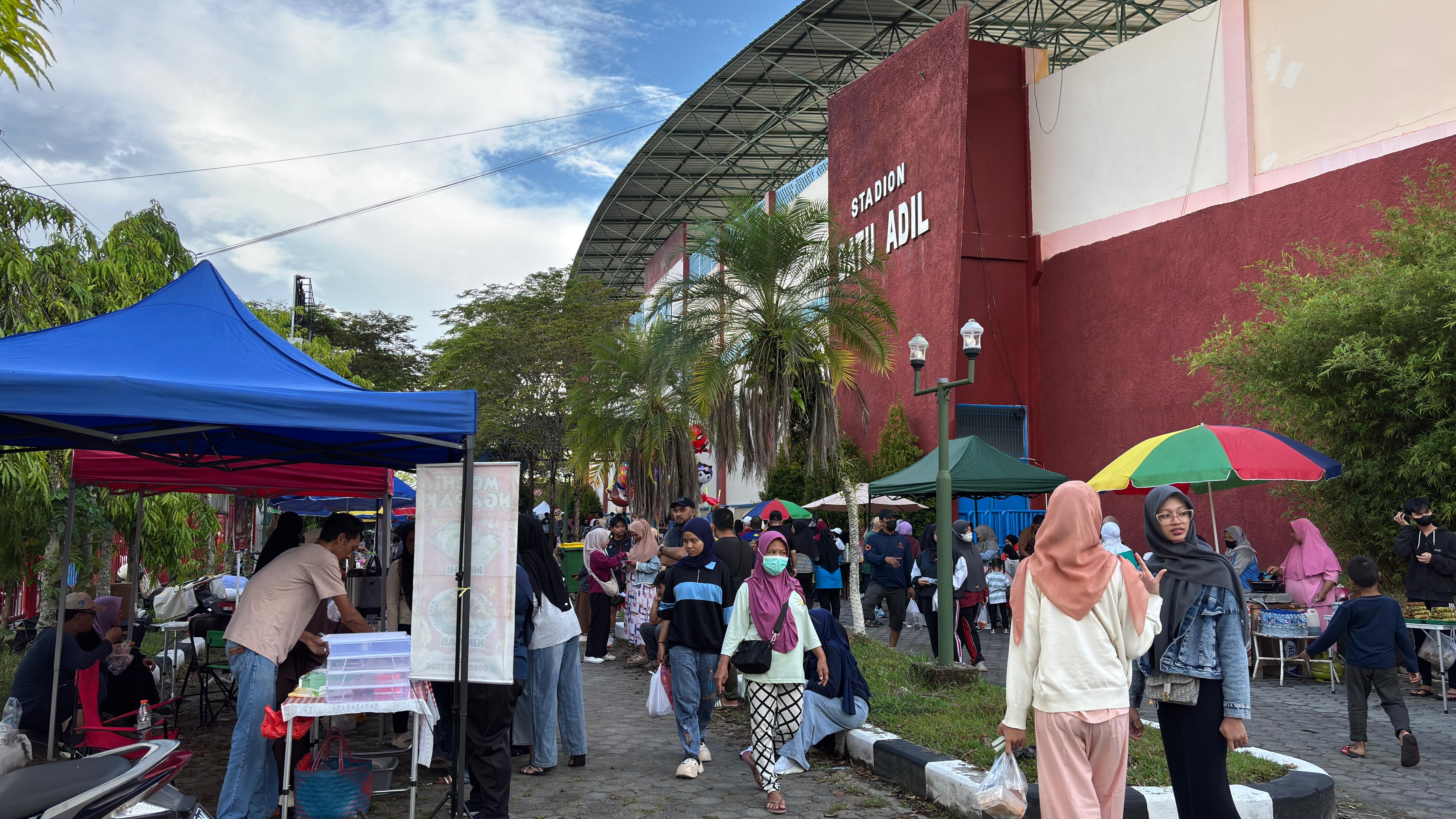 RAMAI: Suasana Car Free Day (CFD) di Stadion Datu Adil Kota Tarakan. FOTO:&nbsp;WILDAN/RADAR TARAKAN
