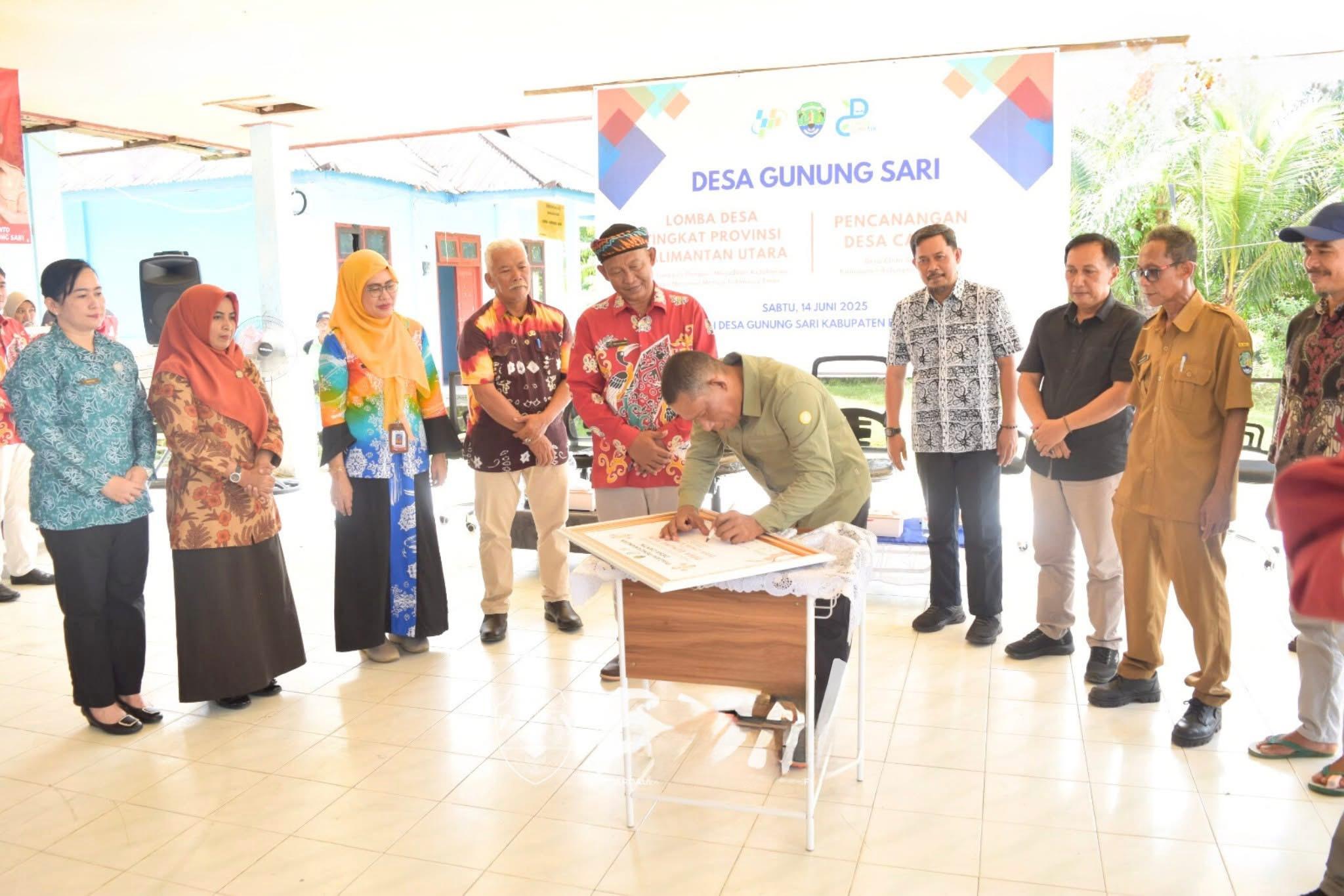 DIRESMIKAN : Bupati Bulungan Syarwani meresmikan Desa Cantik. (Hendra/Radar Tarakan)