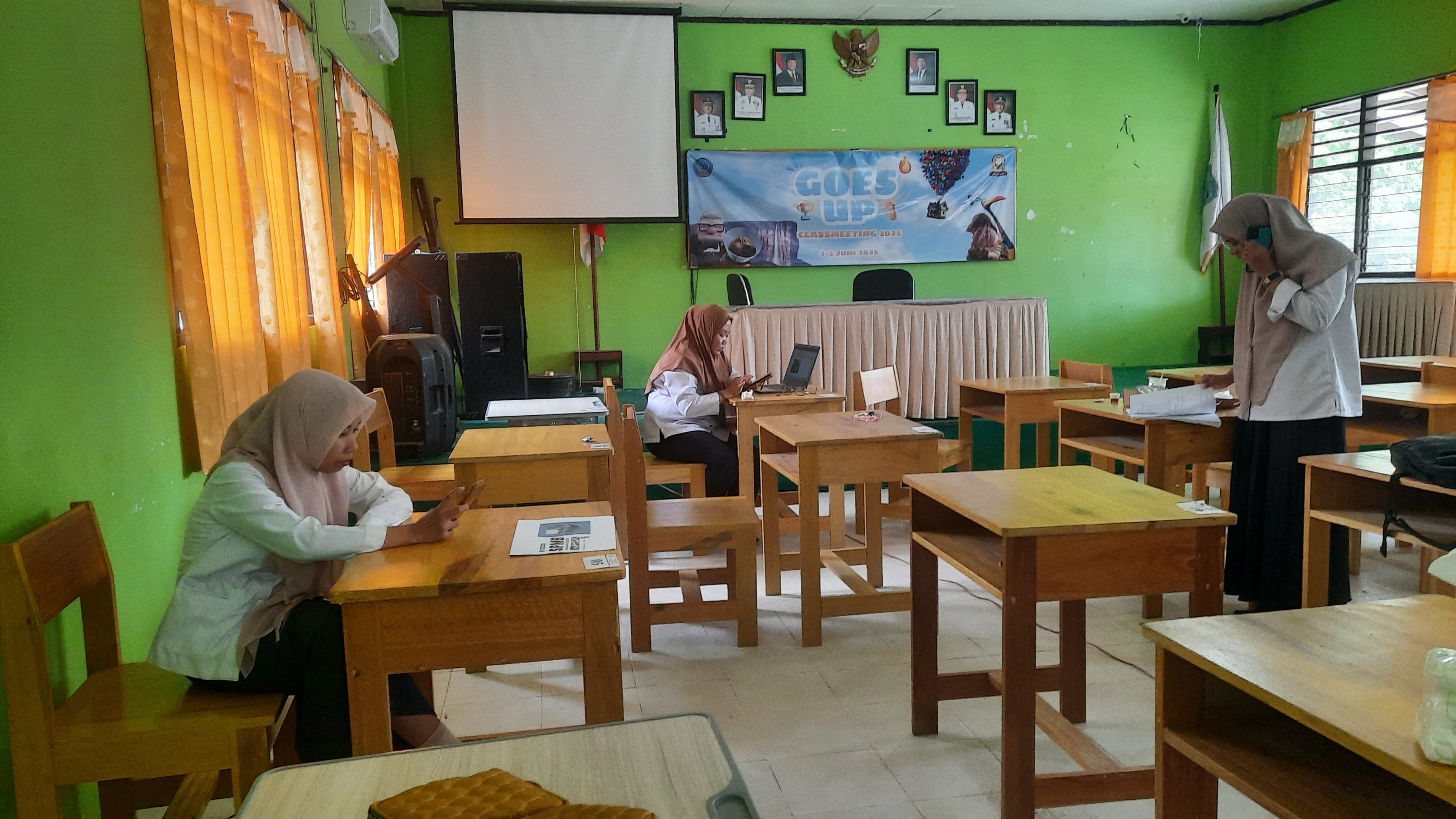 DIPA/RADAR TARAKAN PENERIMAAN: Tim Operator PPBD Daring SMAN 1 Malinau Kota tengah melakukan pemeriksaan data Calon Siswa.