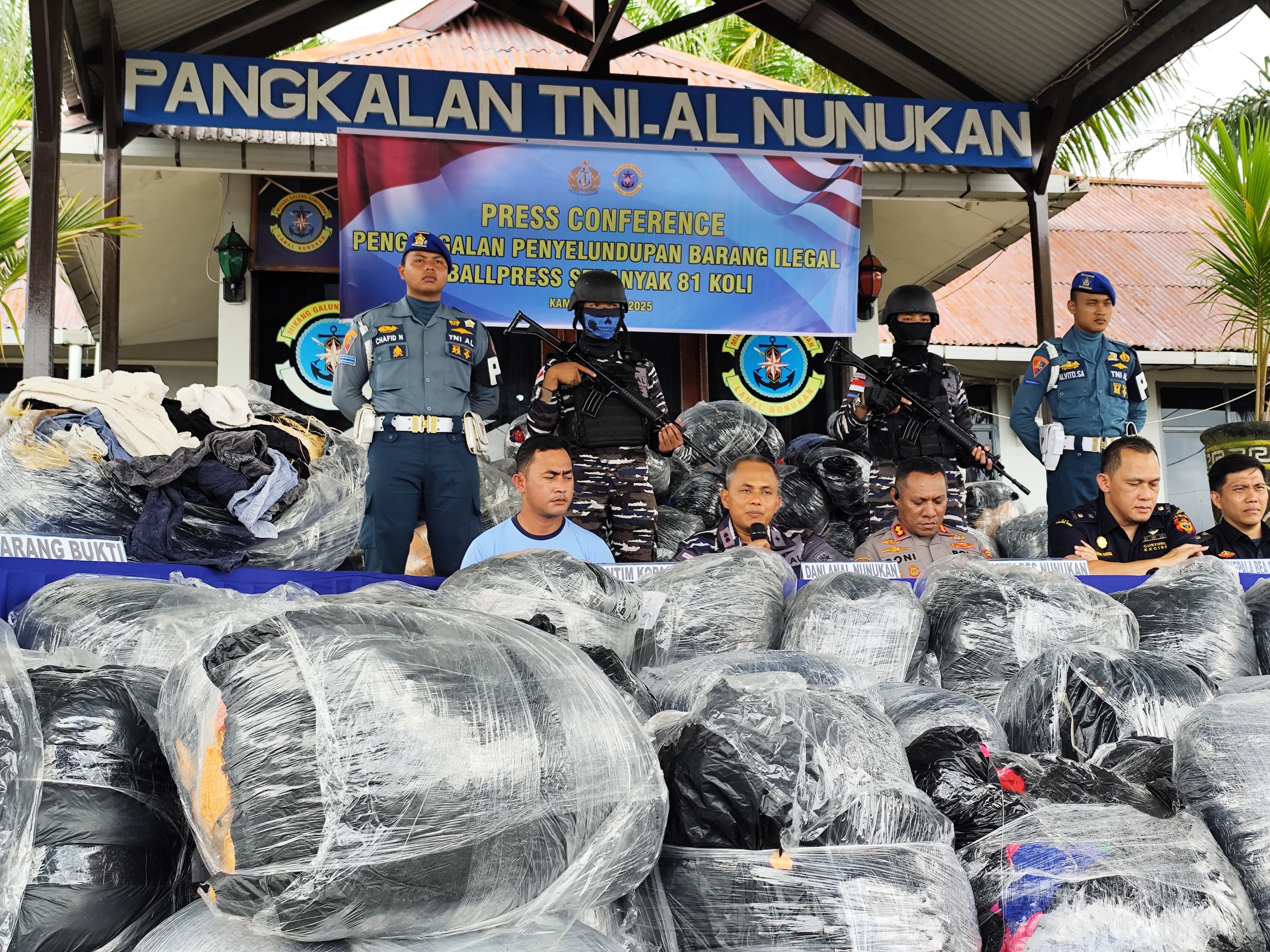 BALLPRESS: Komandan Lanal Nunukan, Letkol Laut (P) Primayantha Maulana Malik press release penyelundupan balpres ilegal dari Tawau, Malaysia sebanyak 81 koli. Foto: ASRULLAH/RADAR TARAKAN