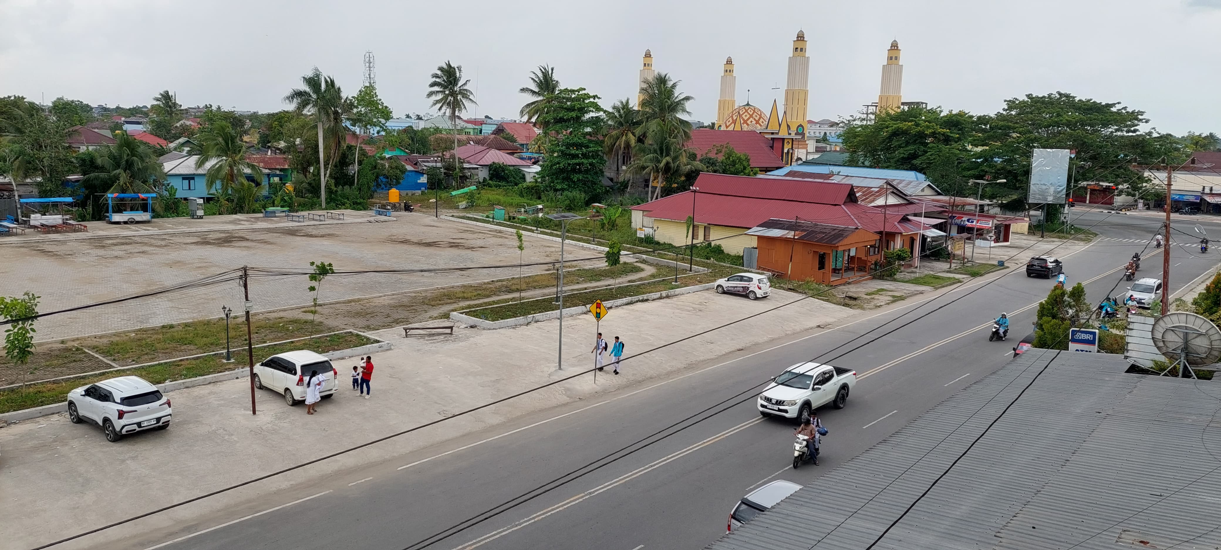 TATA RUANG : Aktivitas kendaraan yang melintas di ruas Jalan Pahlawan.