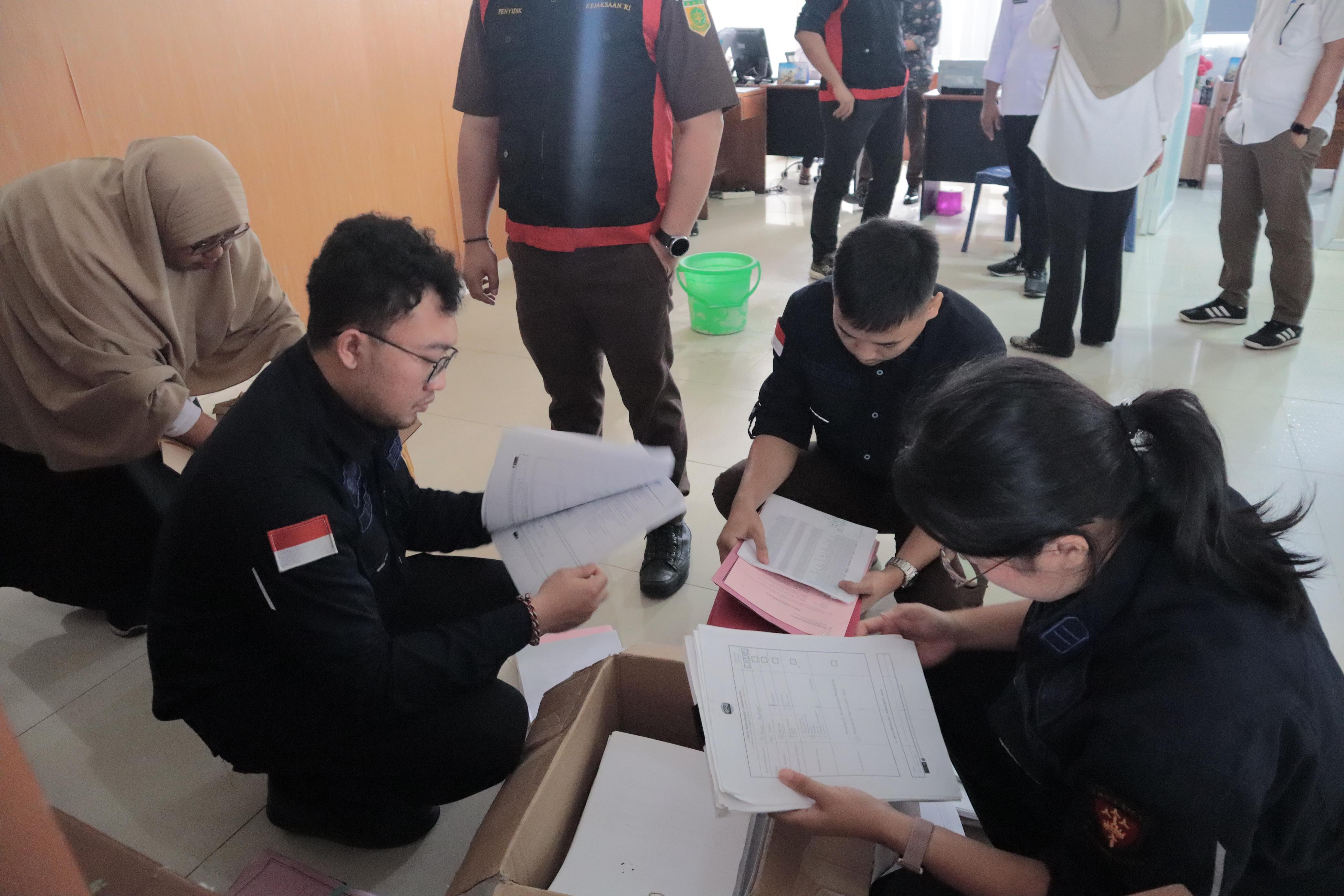 KEJARI TARAKAN PENGGELEDAHAN: Kejari Tarakan melakukan penggeledahan penyitaan dokumen di Disdukcapil Tarakan teknisi dugaan tipikor fasilitas KUR.