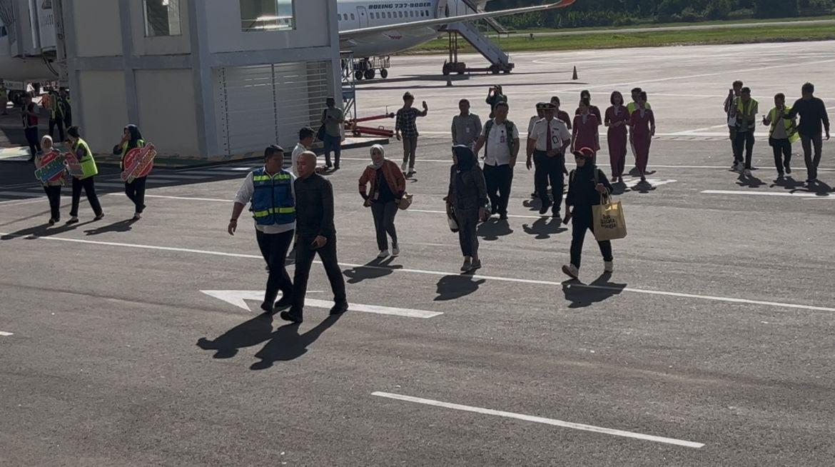 ELIAZAR/RADAR TARAKAN RUTE BARU : Para penumpang Lion Air dari Yogyakarta yang tiba di Bandara Juwata Tarakan, Jumat (20/6).