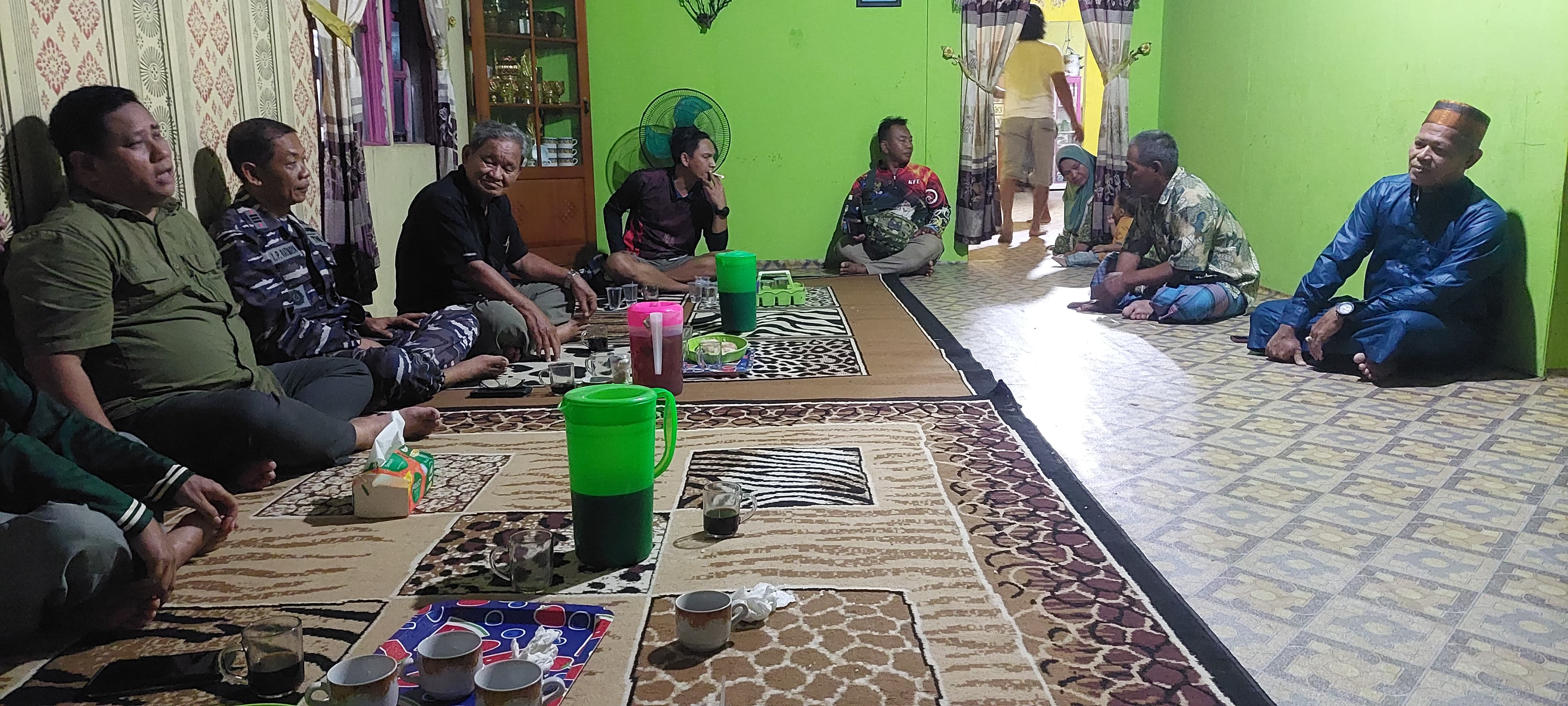 BERDIALOG : Warga di Kampung Tias saat berdialog dengan tim yang melakukan patroli.