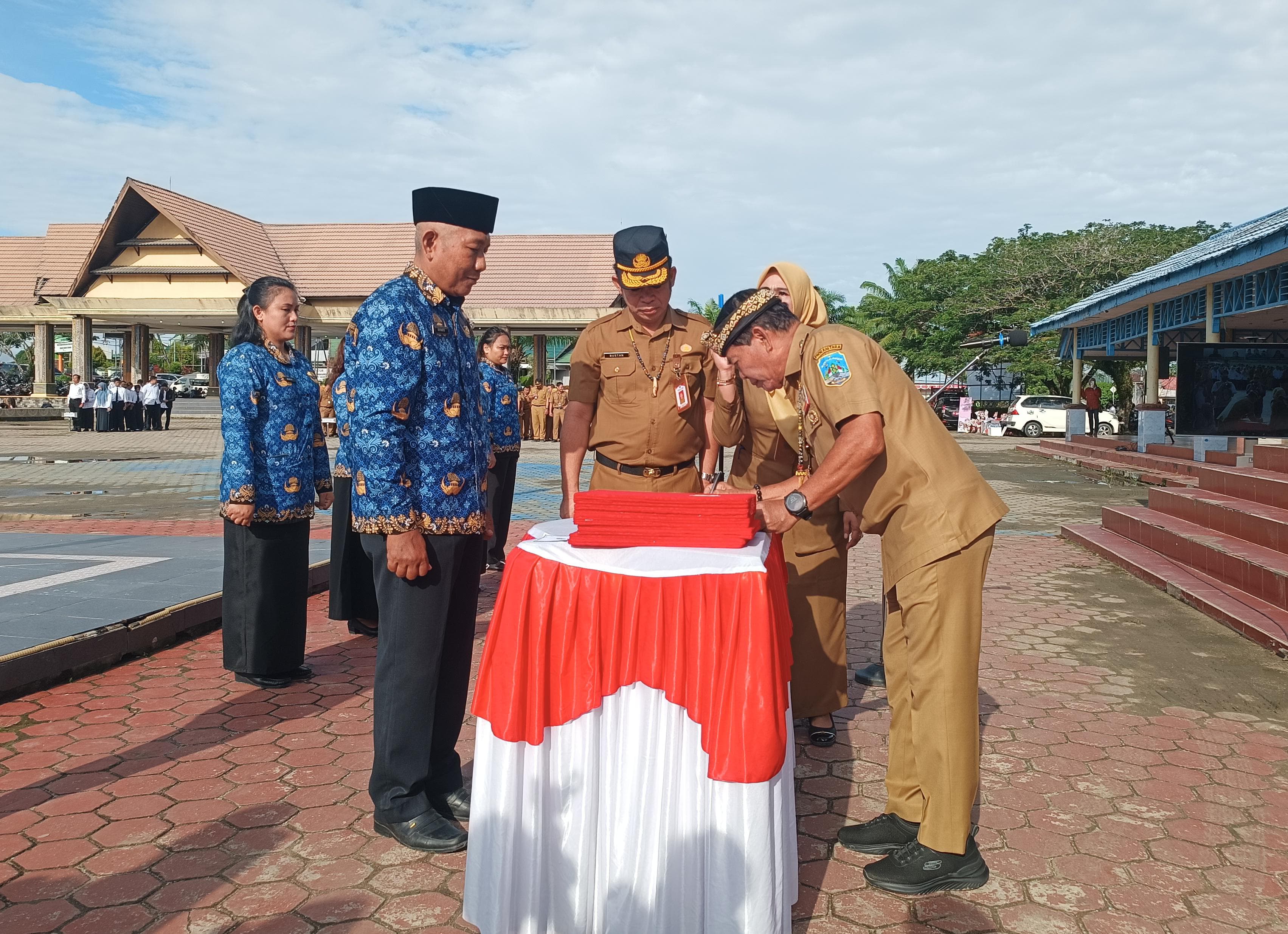 ABDI NEGARA: Gubernur Kaltara, Zainal A Paliwang menandatangani SK PPPK tahap I Pemprov Kaltara yang dilantik hari ini (23/6/2025). FOTO: IWAN K/RADAR TARAKAN