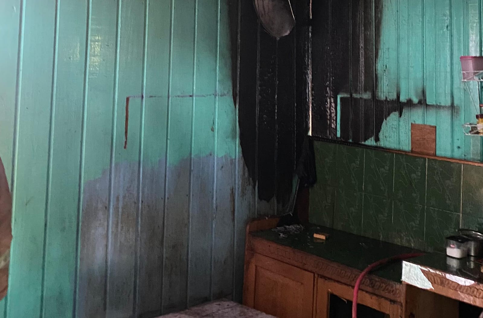 DAMKAR MALINAU PADAM: Kondisi dapur rumah korban pasca kebakaran.