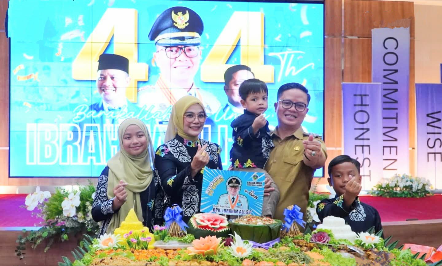 KEJUTAN: Bupati Ibrahim Ali mendapat kejutan manis dari anak dan istrinya.