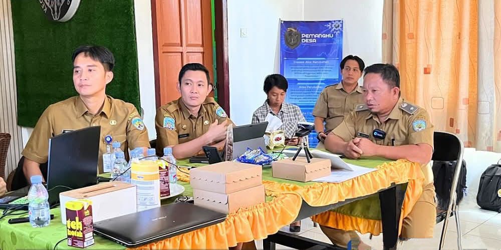 PAPARAN: Kepala Desa Sebidai didampingi camat dan Dinsos-PMD melakukan presentasi untuk penilaian secara daring di kantor Kecamatan Sesayap, Selasa (24/6).