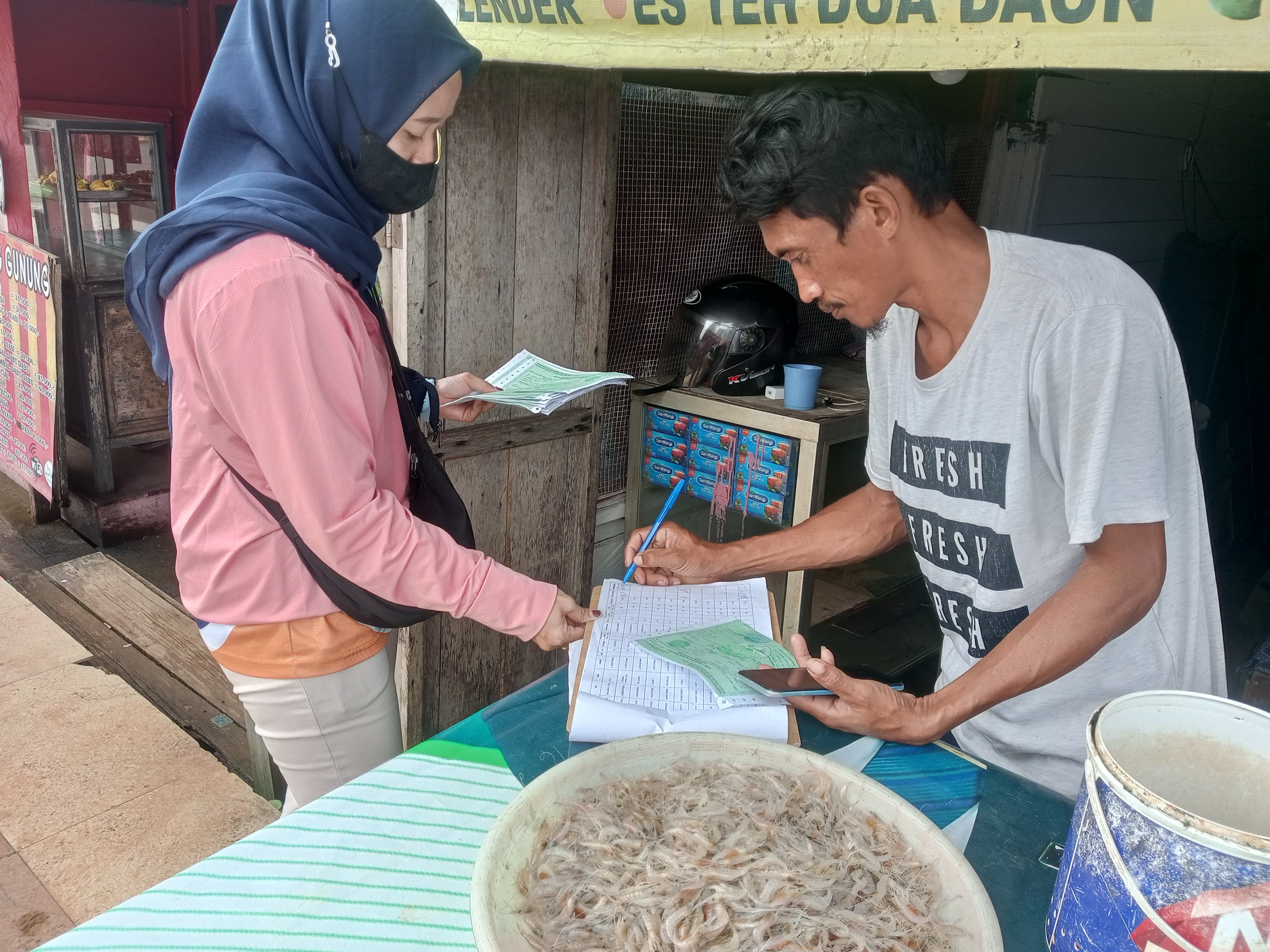 JEMPUT BOLA: BPKAD Tana Tidung distribusikan SPPT PBB-P2 kepada masyarakat.(FOTO:IST)