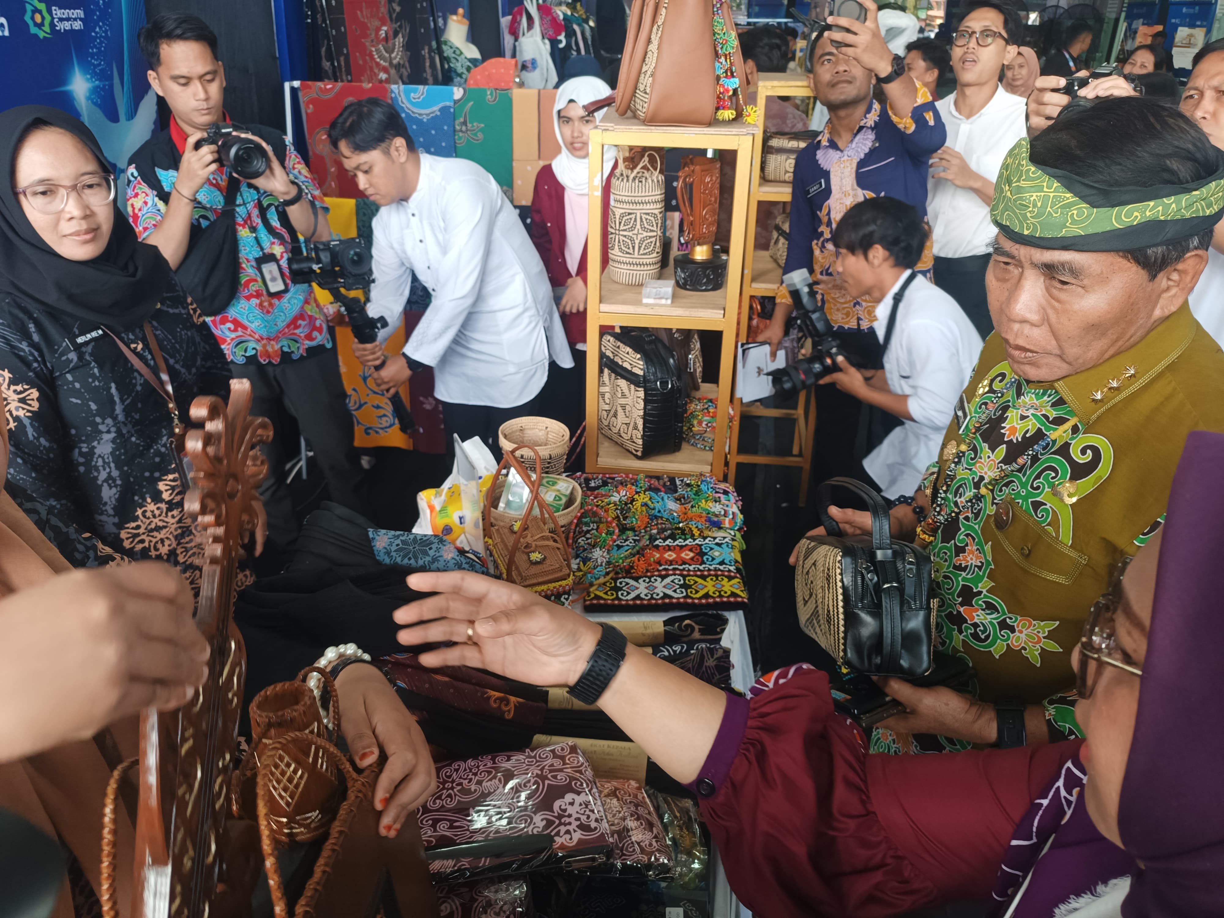 SYARIAH: Gubernur Kaltara, Zainal A Paliwang meninjau UMKM pada kegiatan Kashafa 2025 di Tanjung Selor, Rabu (25/6/2025). FOTO: IWAN K/RADAR TARAKAN