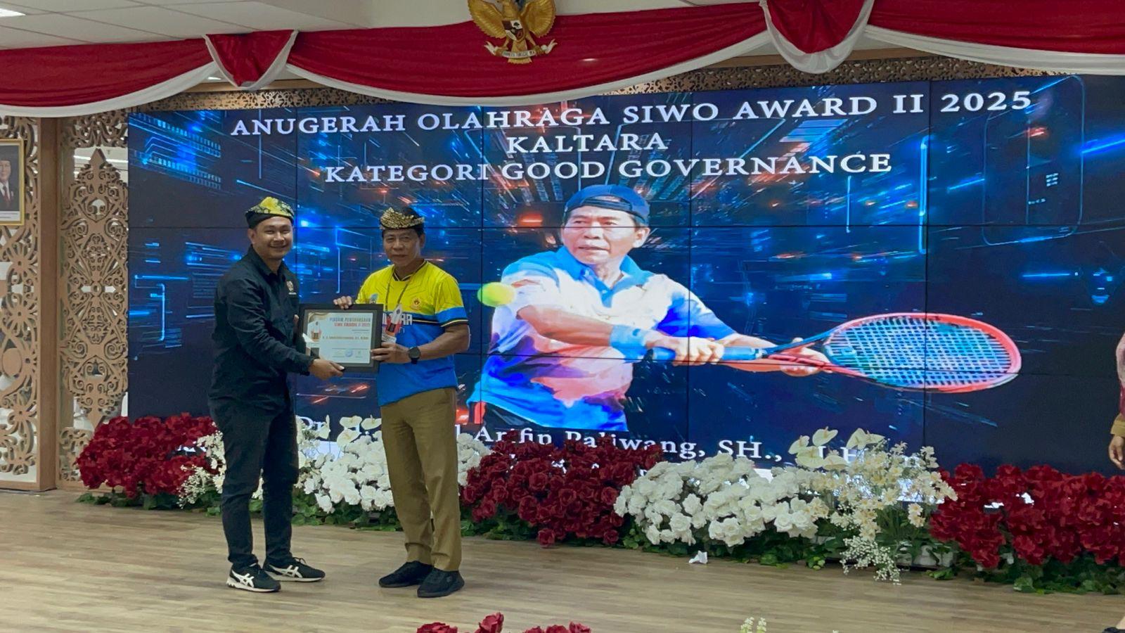 ELIAZAR/RADAR TARAKAN TERIMA PENGHARGAAN : Ketua SIWO Kaltara Eliazar Simon (kiri) memberikan penghargaan kepada Gubernur Kaltara Zainal Arifin Paliwang di ajang SIWO Awards II Kaltara 2025.