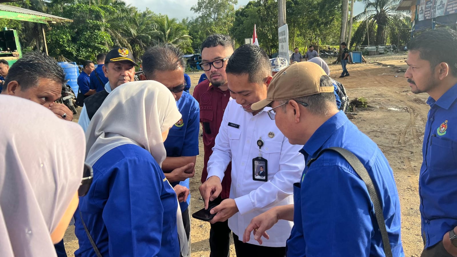 DISEPAKATI : Kepala Kantor Imigrasi Kelas II TPI Nunukan, Adrian Soetrisno, bersama Kepala Imigresen Tawau, Surayani Binti Raona saat bertemu di Sebatik.