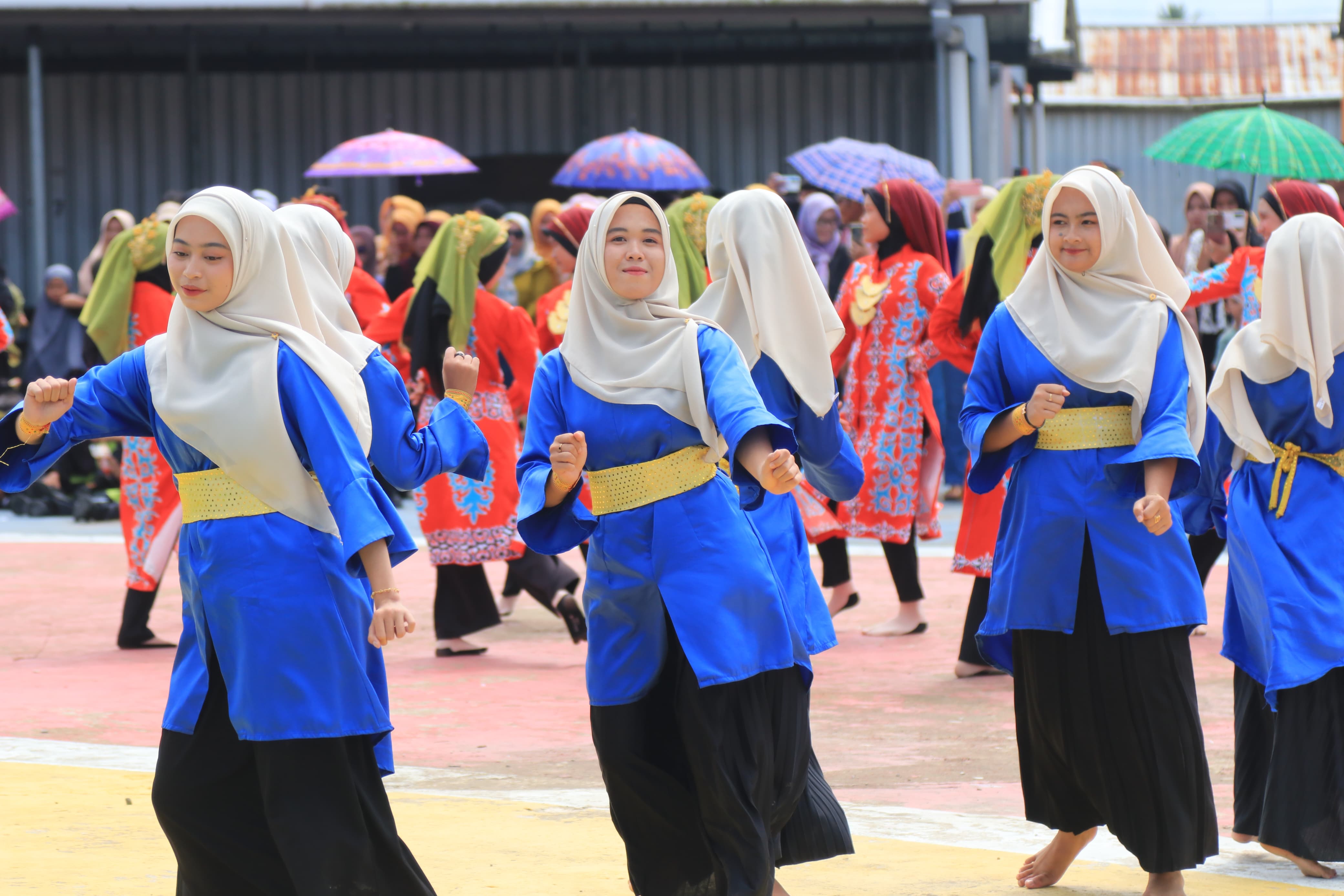 MERIAH: Penampilan indah salah satu Grup Jepen dalam perayaan Tahun Baru Islam di Kecamatan Malinau Kota.FOTO:DIPA/RADAR TARAKAN