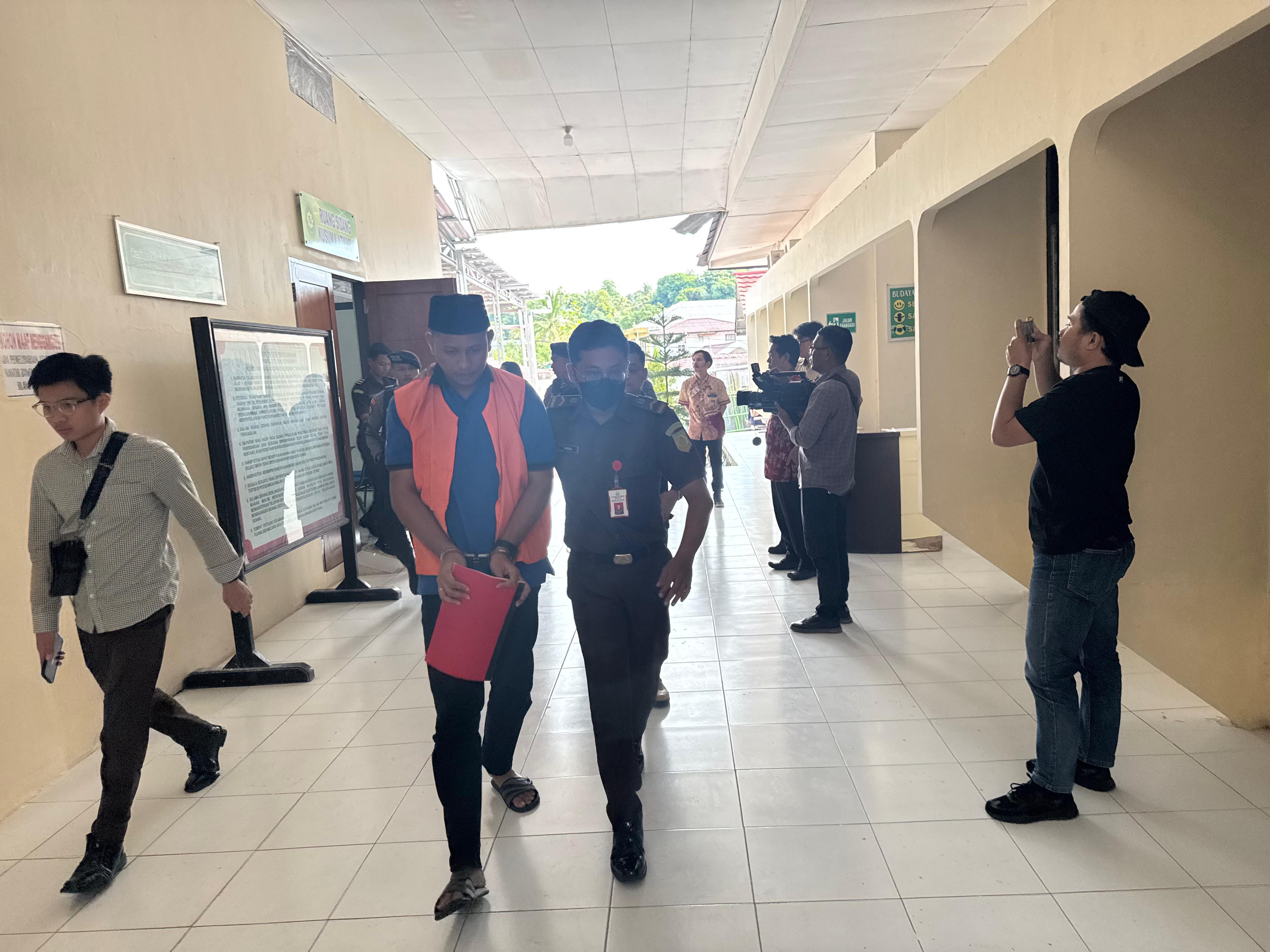 ELIAZAR/RADAR TARAKAN  DITUNTUT: Ketiga terdakwa yang menjalani sidang tuntutan di PN Tarakan.
