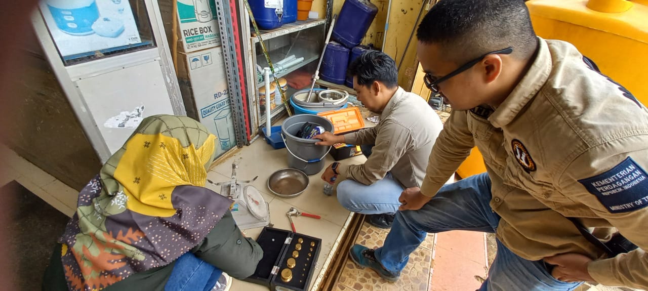 KEGIATAN RUTIN: Unit Metrologi Legal Disperindagkop Tana Tidung melakukan tera ulang timbangan di salah satu toko.(IST)