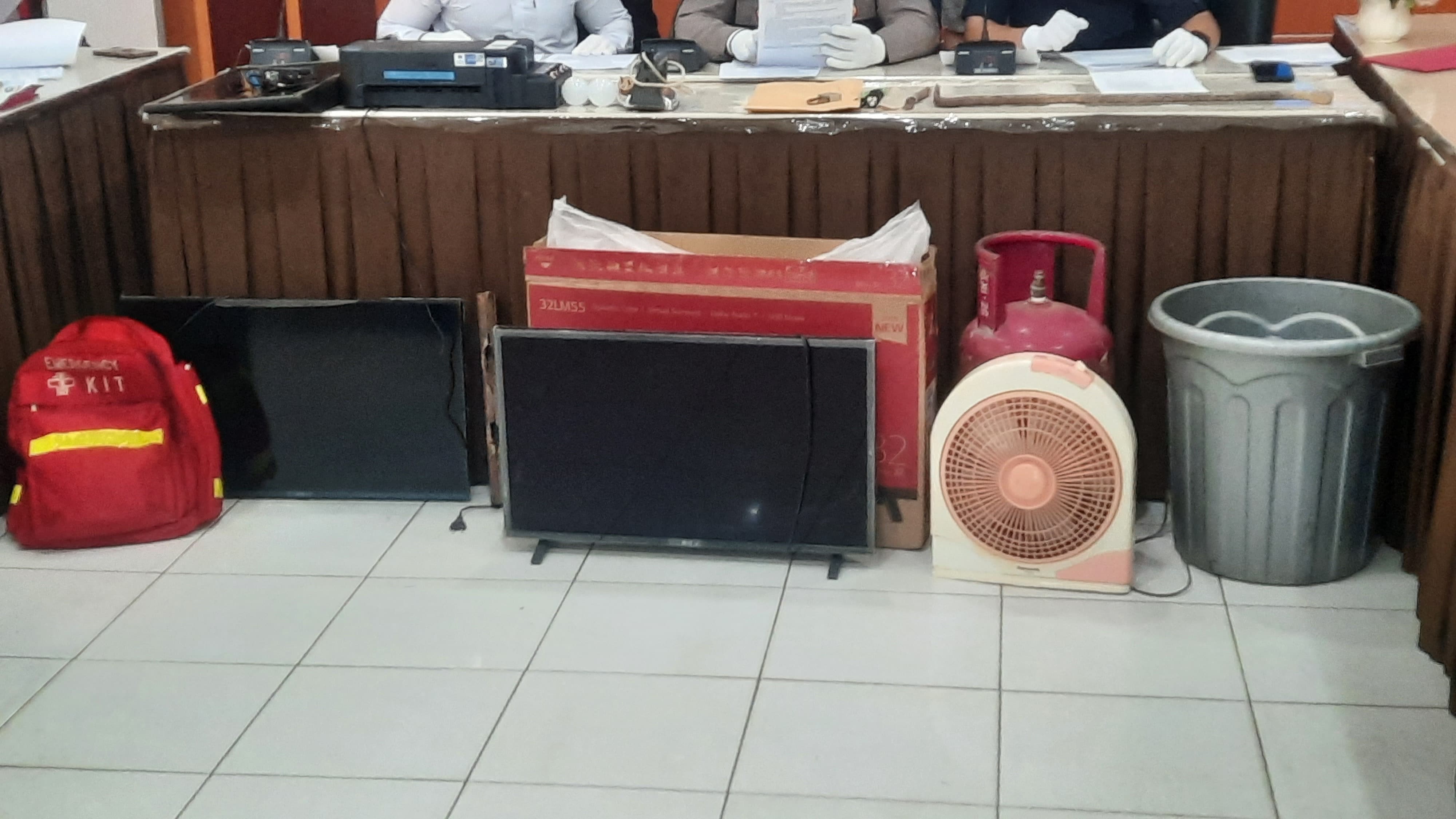 RAIB: 10 Barang bukti pencurian yang di lakukan oleh tersangka RF dirumah pamannya sendiri.FOTO: DIPA/RADAR TARAKAN