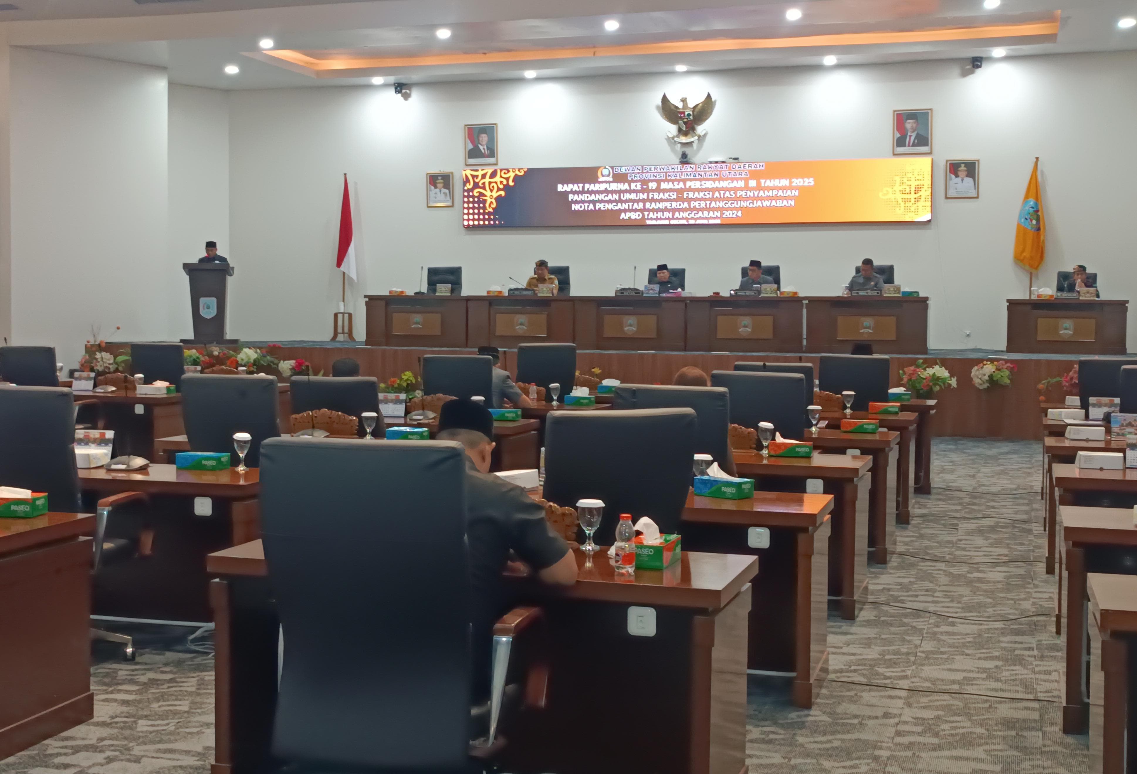 PARIPURNA: Pelaksanaan rapat paripurna pandangan umum fraksi DPRD Kaltara pada Senin (30/6/2025). FOTO: IWAN K/RADAR TARAKAN