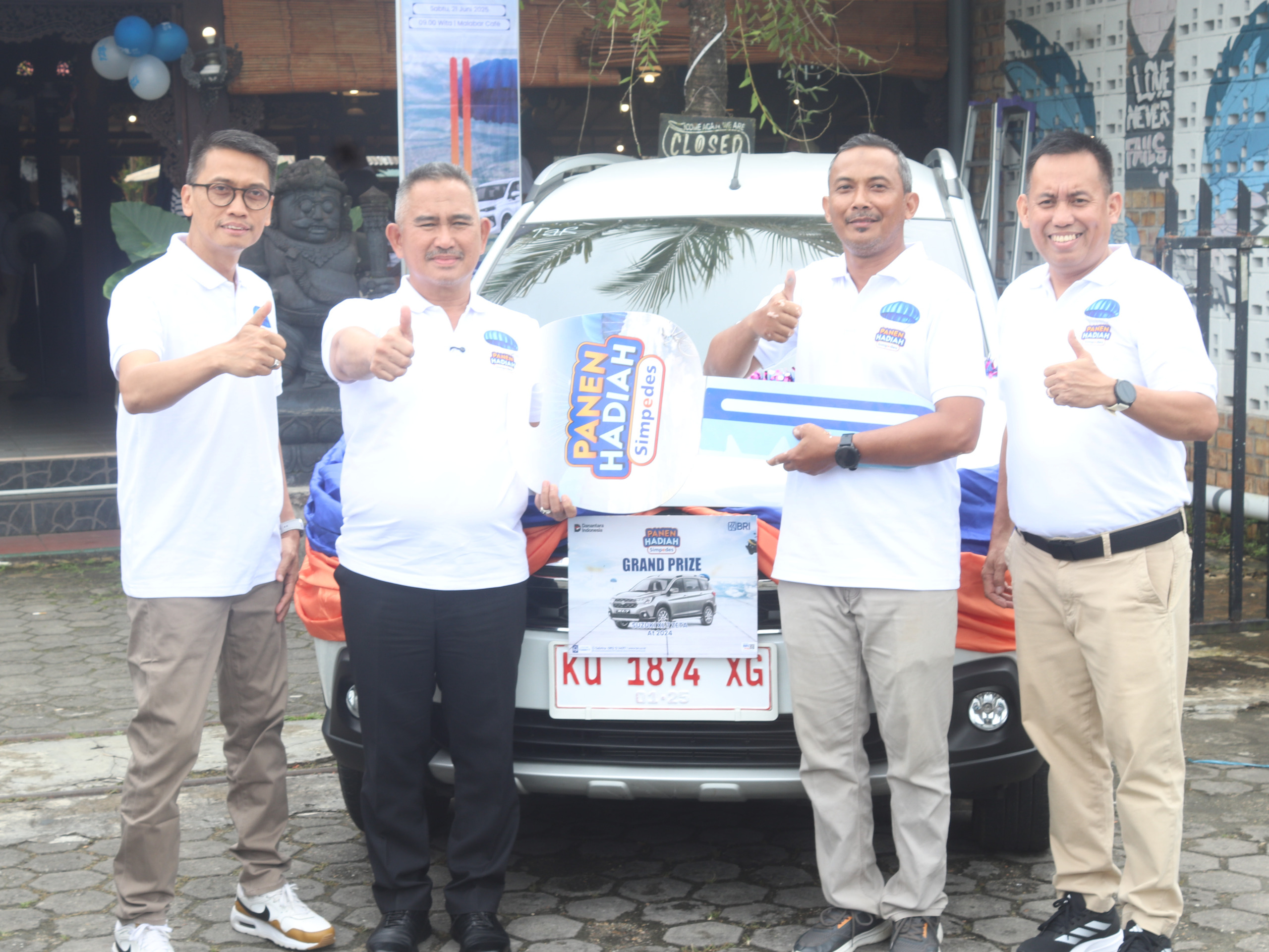 SERAHKAN HADIAH: Wali Kota Tarakan dr. H. Khairul, M.Kes menyerahkan hadiah grand prize satu unit mobil Suzuki XL 7 ZETA MT.