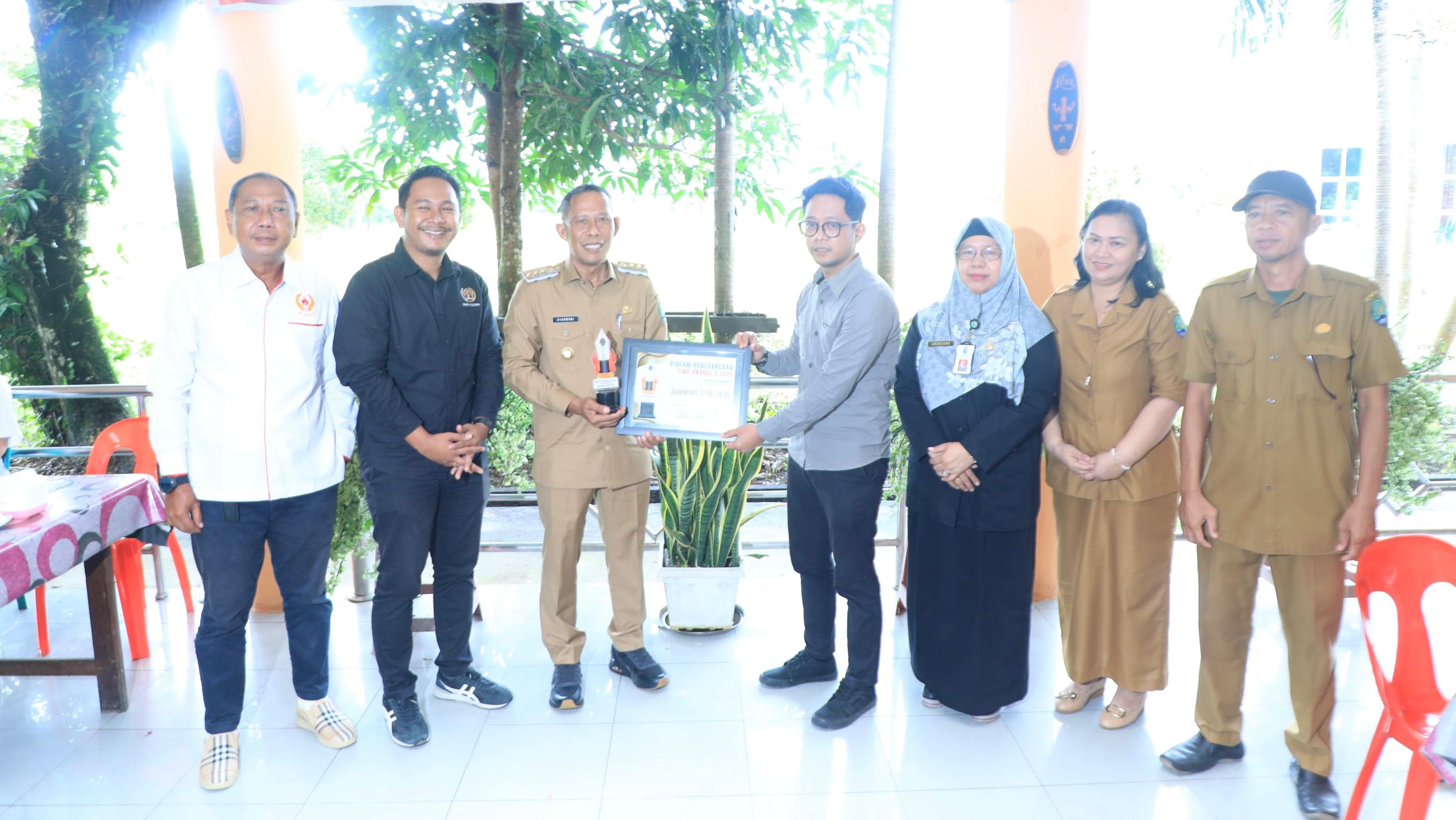 PENGHARGAAN: Ketua PWI Bulungan menyerahkan piagam dan tropi kepada Bupati Bulungan.