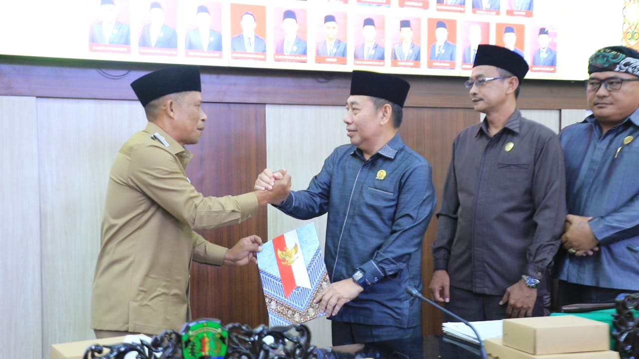 PIJAI/RADAR TARAKAN PARIPURNA: Bupati Bulungan menyerahkan nota pertanggungjawaban pelaksanaan APBD 2024.