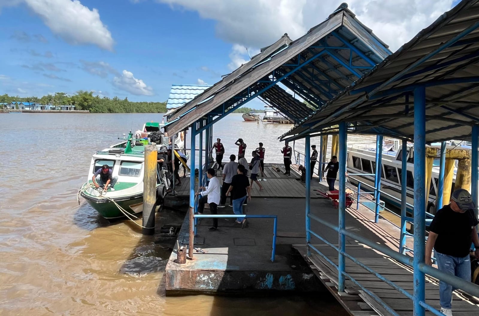 PIJAI/RADAR TARAKAN DITERTIBKAN: Tampak aktivitas kedatangan penumpang di Pelabuhan Kayan II, Tanjung Selor.
