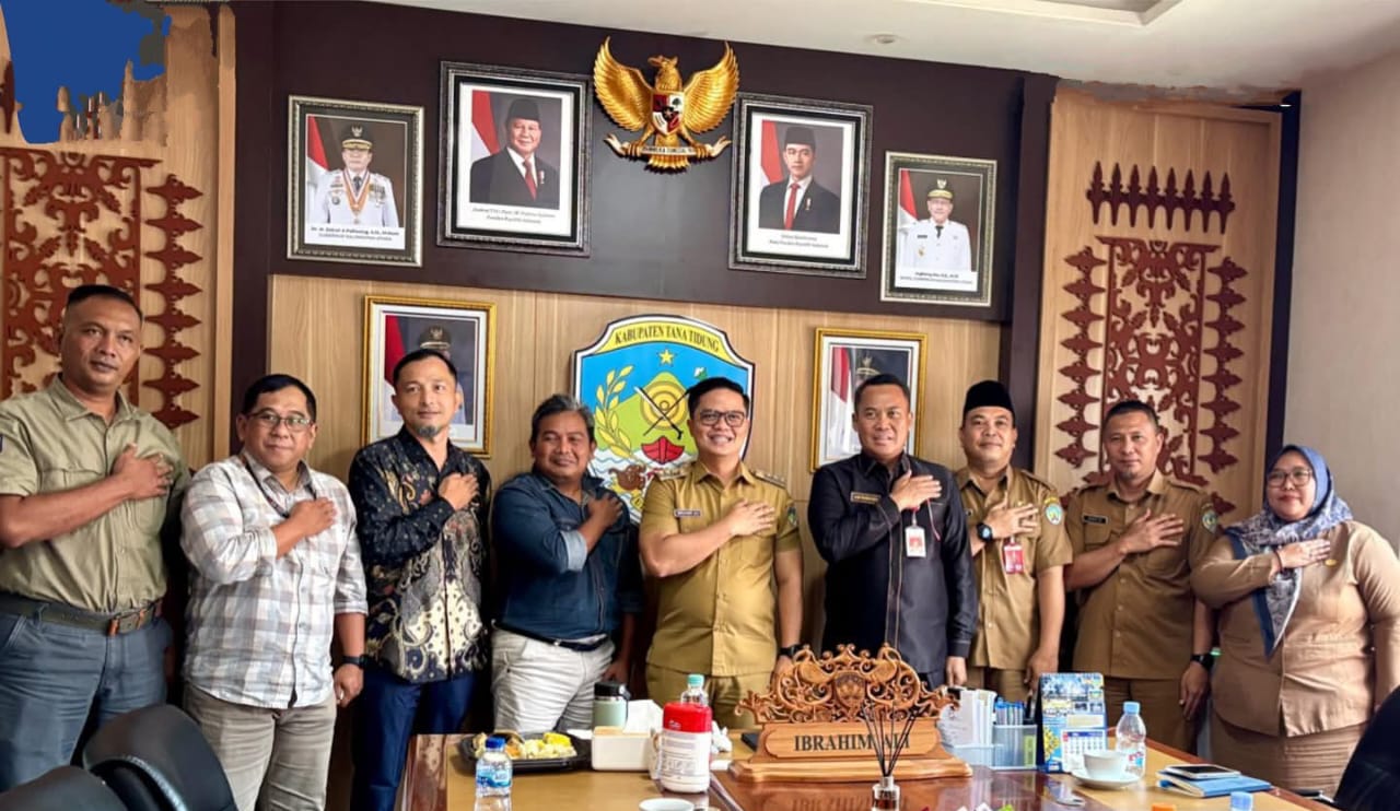 KUNJUNGAN SILATURAHMI: Bupati Ibrahim Ali menerima kunjungan manajemen PT AKSS.