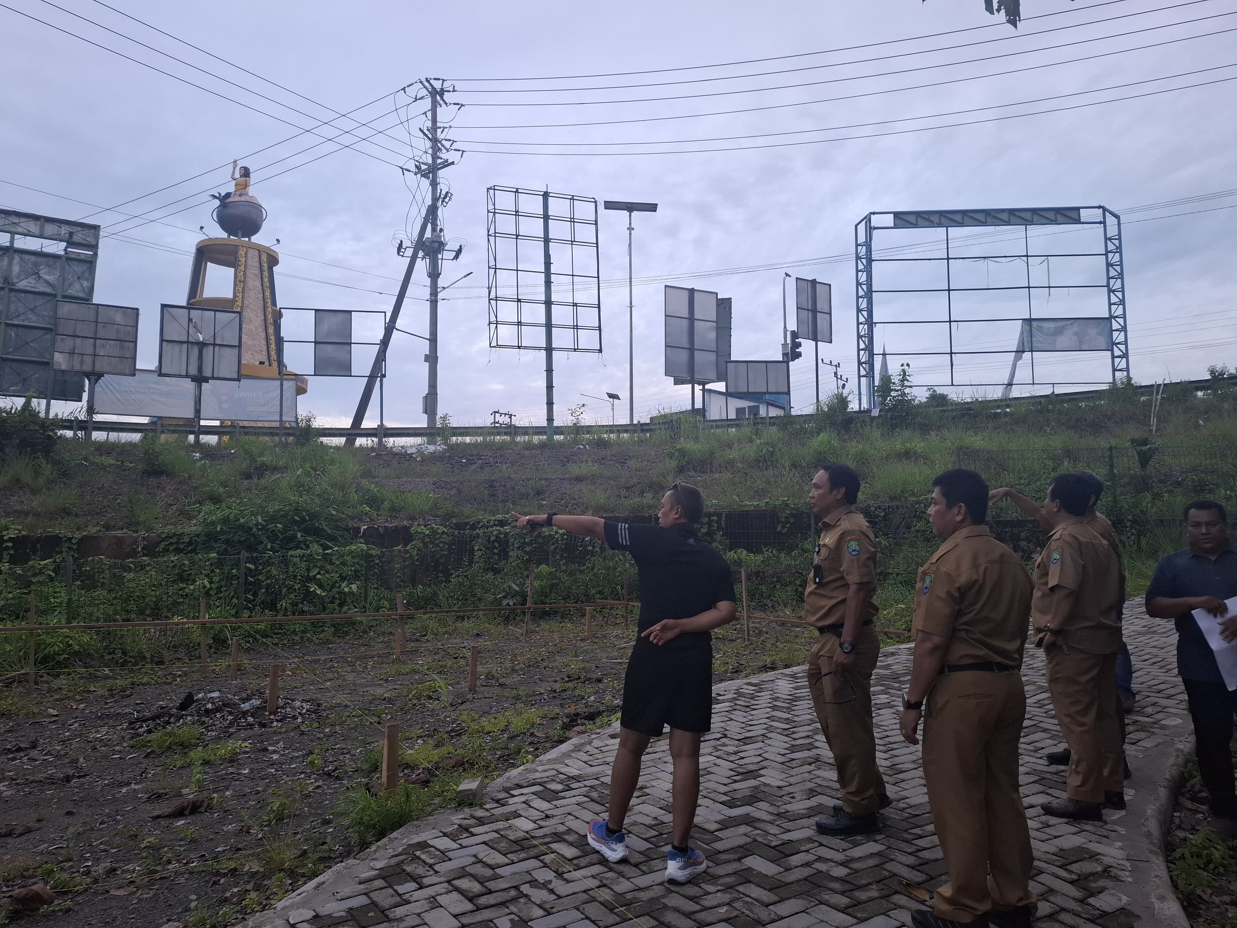 TINJAU LAPANGAN : Sekda Bulungan didampingi kepala DPU-PR Bulungan dan Bappeda-Litbang Bulungan meninjau progres pembangunan Kebun Raya.