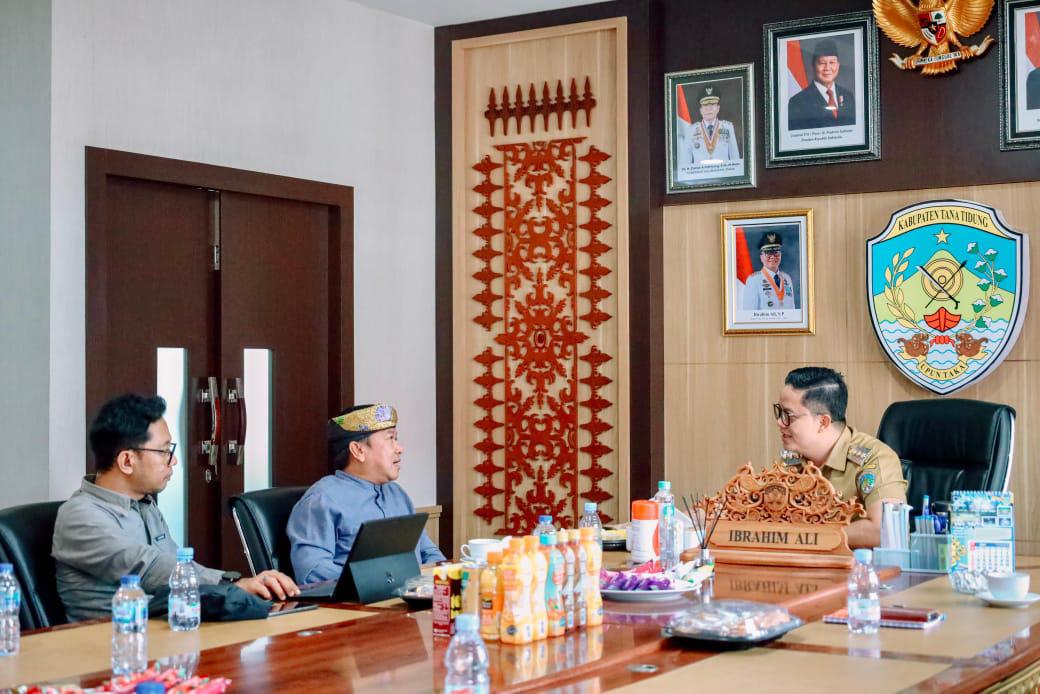 DUKUNG : Bupati Tana Tidung menerima delegasi Kormi Kaltara di ruang kerjanya. (Hendra/Radar Tarakan)