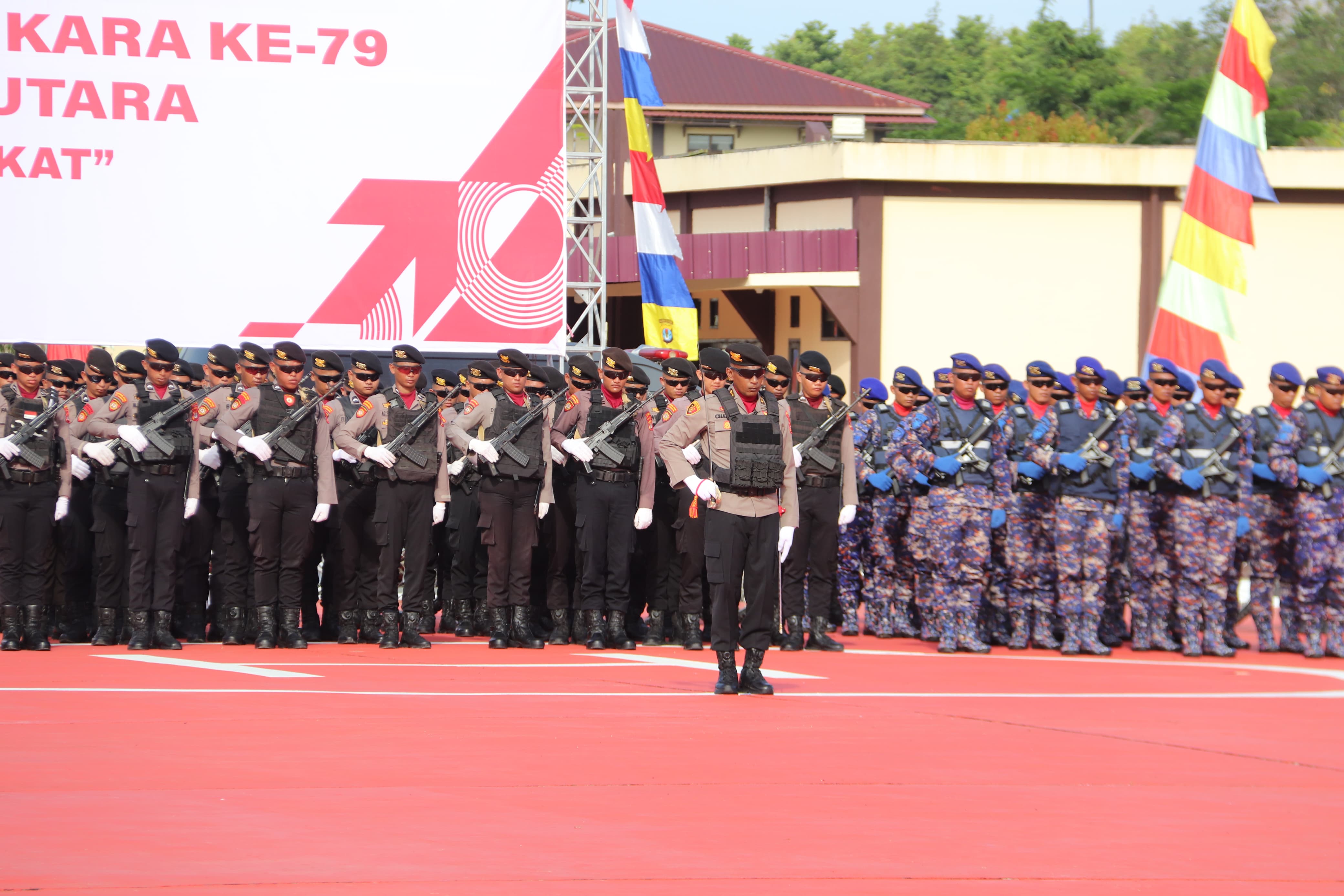 JAGA STABILITAS : Personel gabungan saat mengikuti upacara HUT ke-79 Bhayangkara.