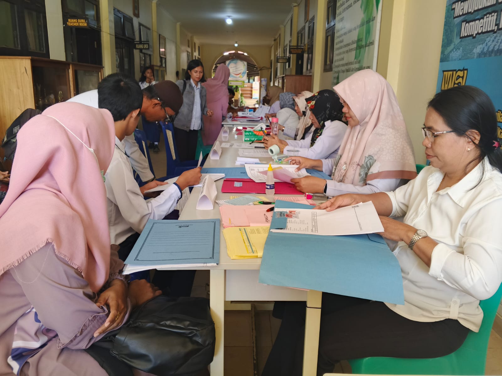 DAFTAR: Para calon siswa siswi melakukan daftar ulang di SMAN TU 1 Tana Tidung. Foto: SOPIAN/RADAR TARAKAN