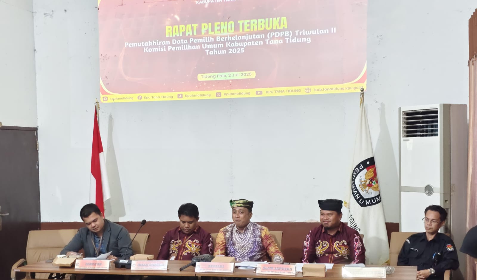 RAPAT PLENO: Ketua KPU Tana Tidung Apriadi (tengah) memimpin jalannya rapat pleno PDPB triwulan II.(FOTO:IST)