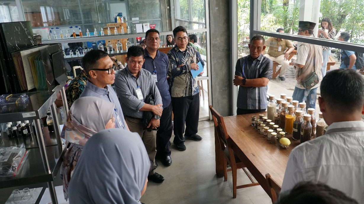 IST KUNJUNGAN LAPANGAN: Bupati Bulungan saat melakukan kunjungan ke PT Haldin Pacific Semesta.