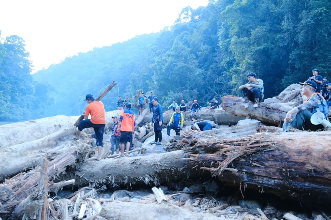 ISTIMEWA DAMPAK: Suasana pembersihan pohon tumbang dan batu-batuan yang membuat giram baru oleh Tim Gabungan dipimpin oleh Bupati Wempi.