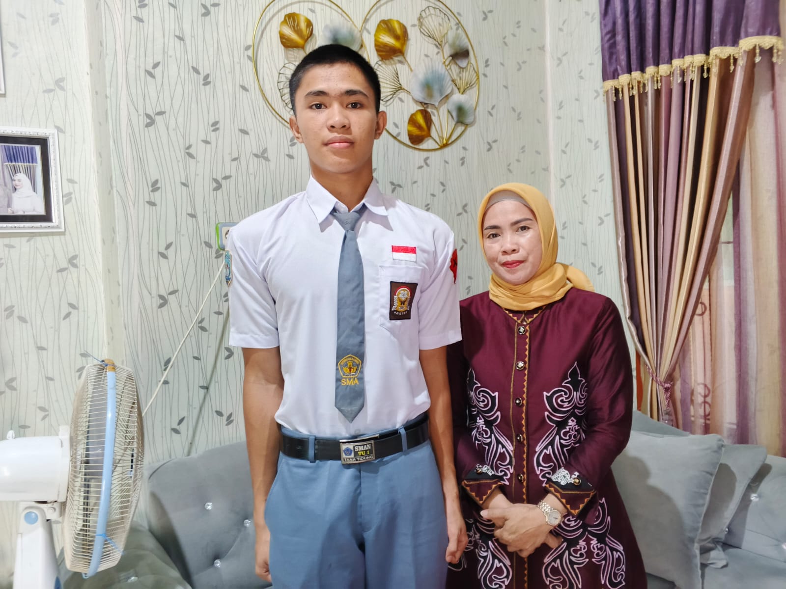 MEMBANGGAKAN: Nabil bersama sang ibu di kediamannya.(FOTO:Sopian/RADAR TARAKAN)