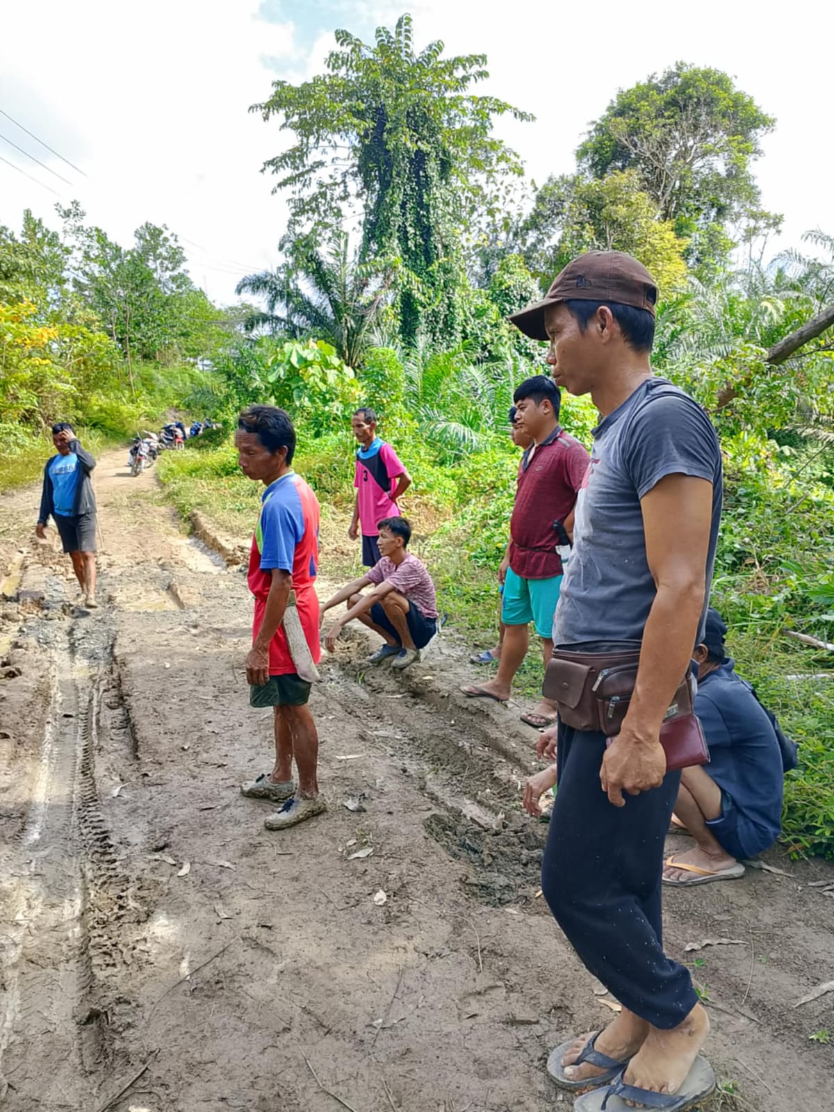 Ist PERBAIKAN: Masyarakat gotong royong memperbaiki jalan di Desa Tulang dan Desa Sabuluan, Kecamatan Sembakung Atulai.