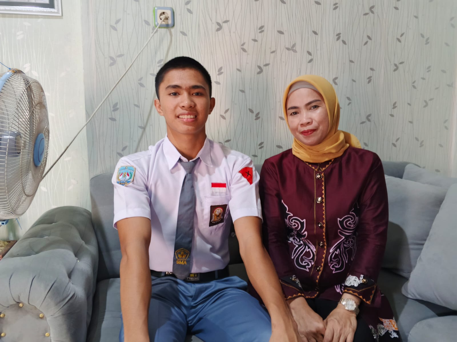 MEMBANGGAKAN: Nabil bersama sang ibu di kediamannya.(FOTO:Sopian/RADAR TARAKAN)