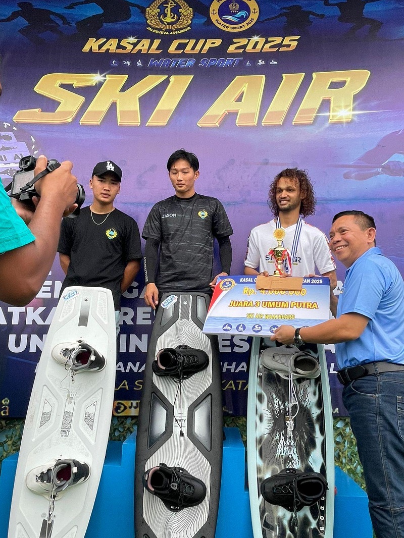 ISTIMEWA RAIH MEDALI : Atlet Ski Air Kaltara Isriansyah Dani berhasil meraih medali perunggu di Kejurnas KASAL Cup 2025.