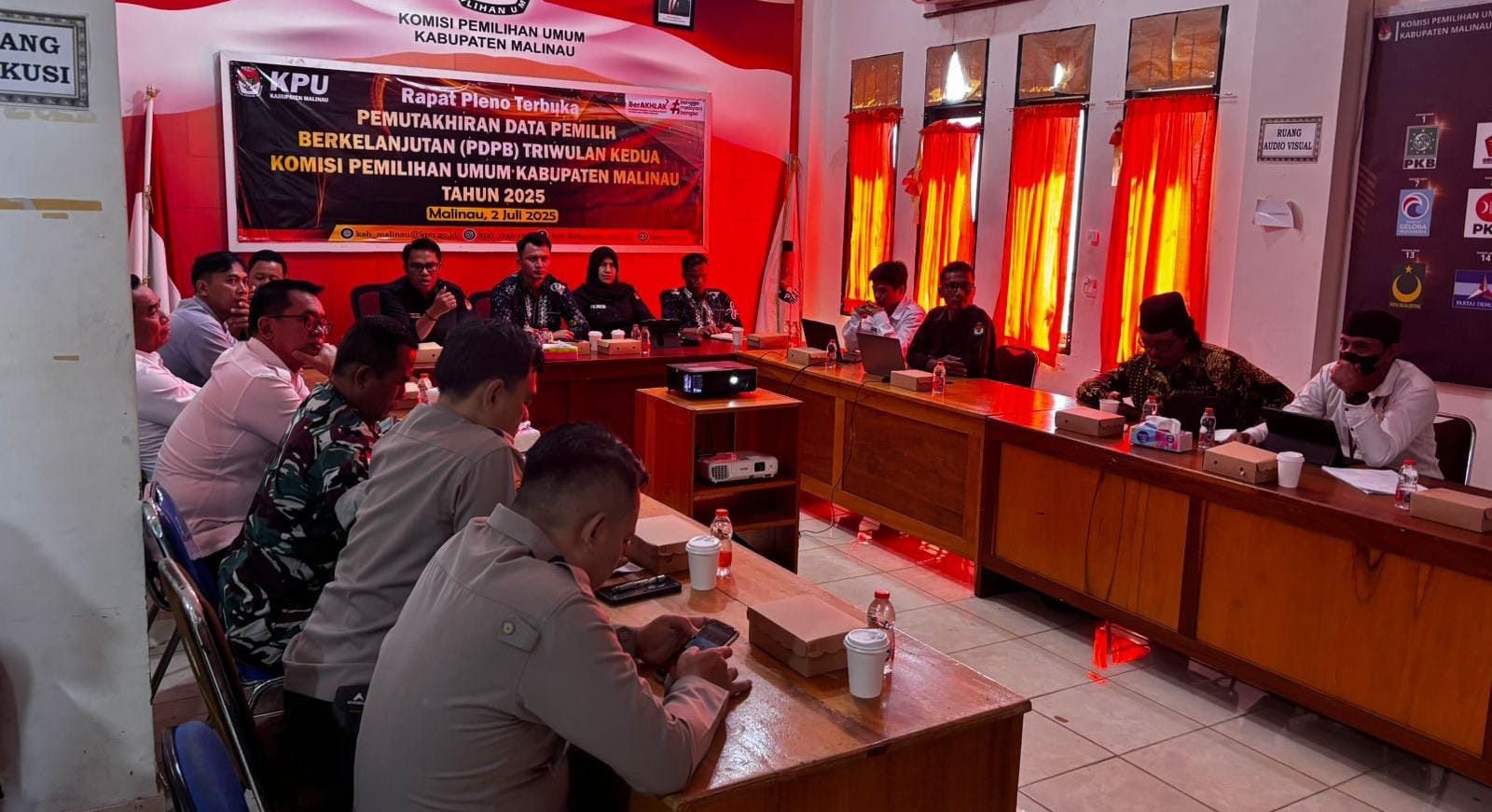 DIPA/RADAR TARAKAN DATA TERBARU: KPU Malinau saat mengadakan Rapat Pleno penetapan hasil rekapitulasi pemilih di Kabupaten Malinau.
