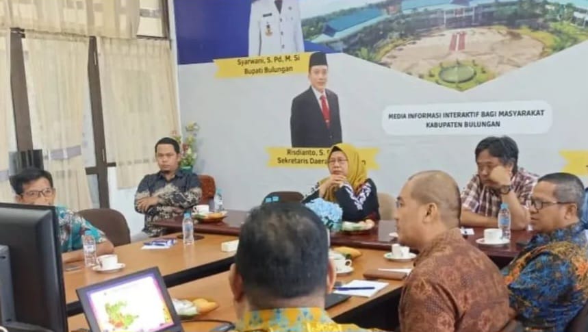 PIMPIN RAPAT : Suasana rakor penertiban beliho di ruang rapat DKIP Bulungan.