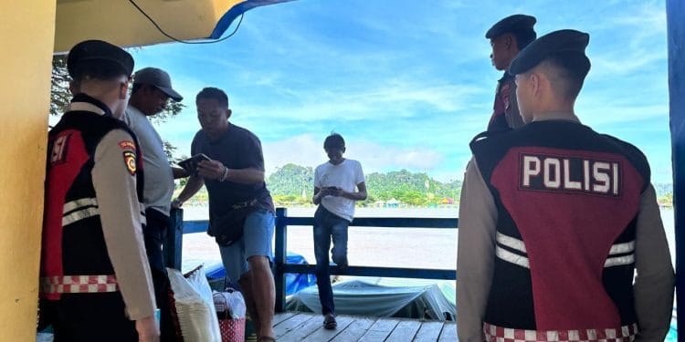 JAGA KEAMANAN : Personel Polresta Bulungan melalukan pengamaman di area pelabuhan.