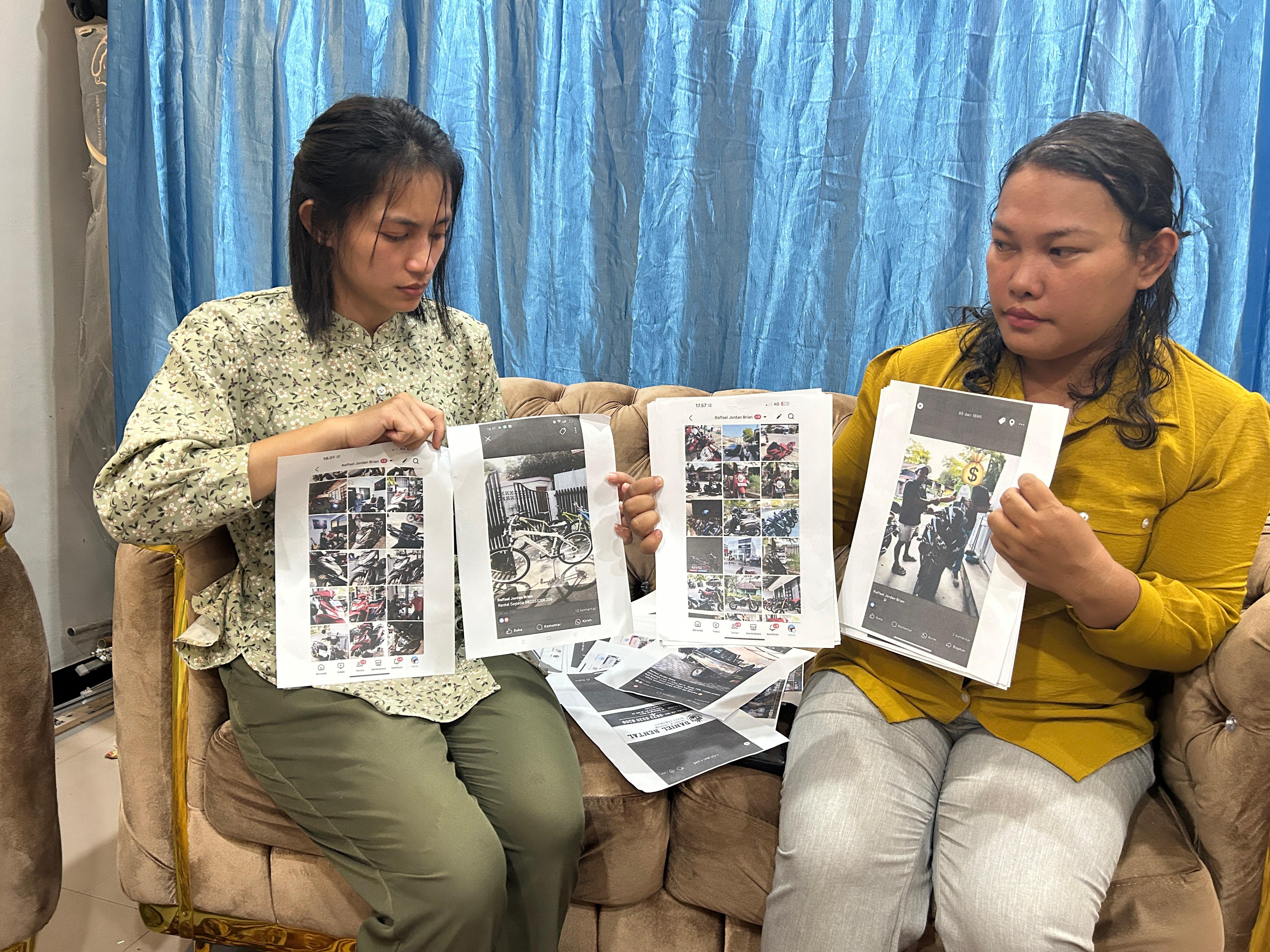 HASIL USAHA : Istri Daniel Costa (kanan) menunjukkan foto usaha rental motor yang dirintis oleh terdakwa Daniel Costa sejak 2018 lalu. FOTO: ELIAZAR/RADAR TARAKAN