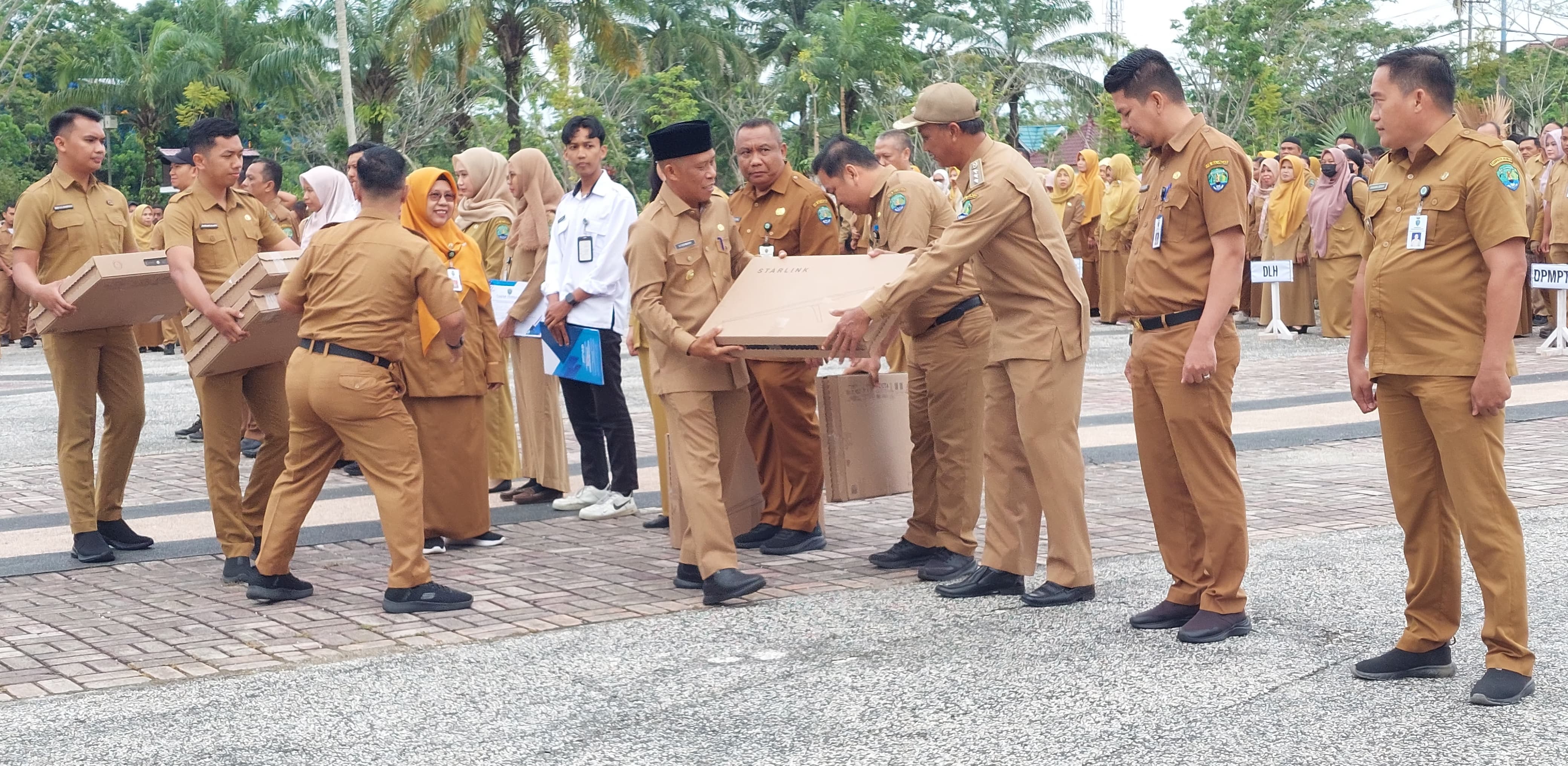 JARINGAN INTERNET : Bupati Bulungan menyerahkan perangkat Starlink kepada penerima.