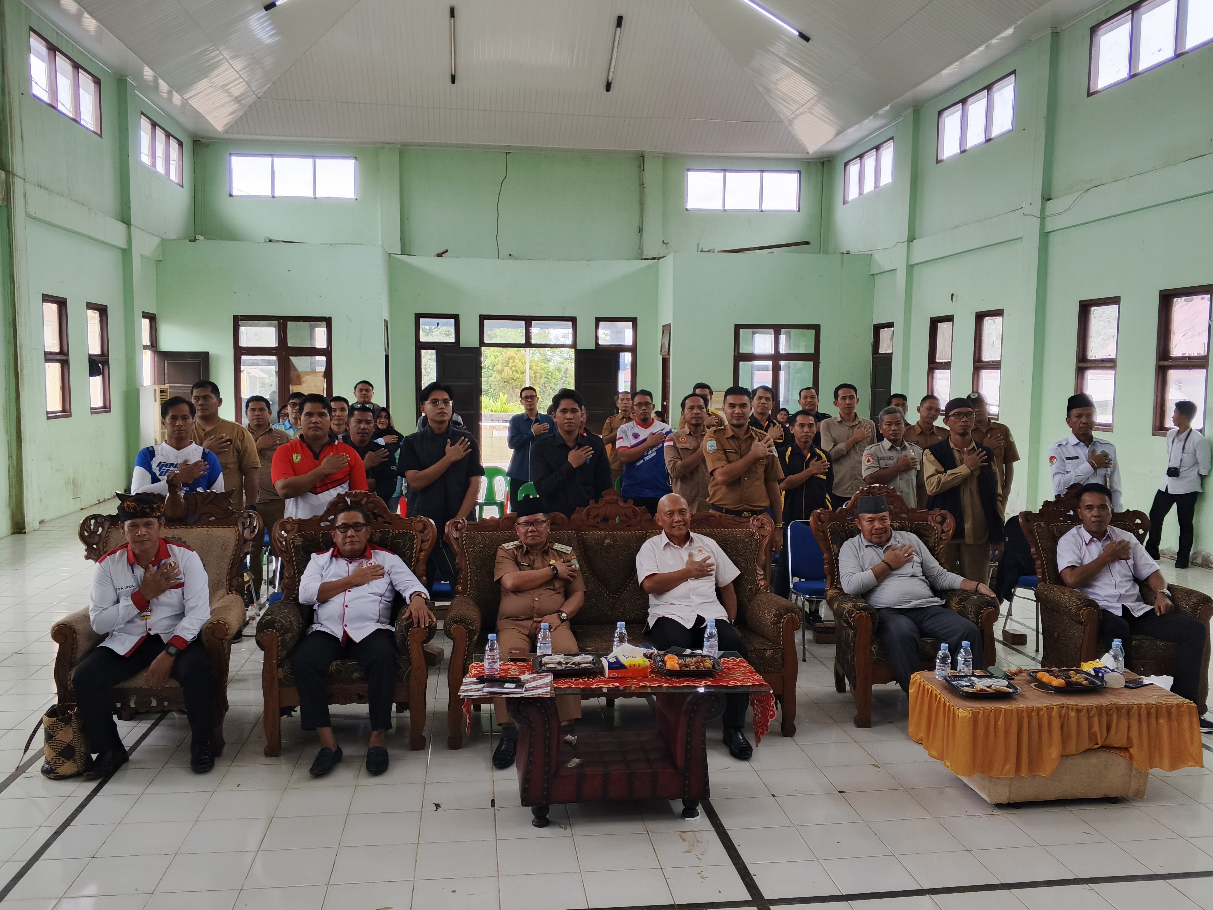 BERMUSYAWARAH:Wabup Sabri berfoto bersama dengan pengurus KONI Kaltara dan peserta Muskorkab.(FOTO: SOPIAN/RADAR TARAKAN)