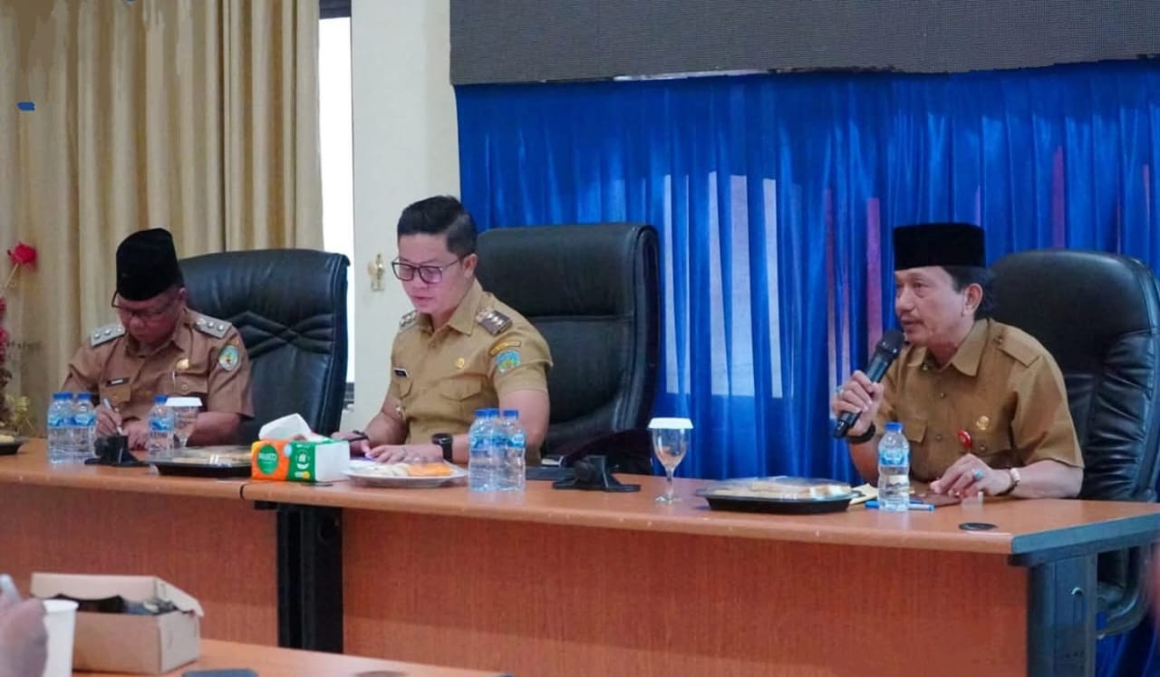SAMBUT MENTERI: Bupati Ibrahim Ali, Wabup Sabri dan Plt Sekda Idham Nur saat memimpin rapat di ruang rapat wakil bupati Tana Tidung, Senin (7/7). FOTO: Sopian/RADAR TARAKAN