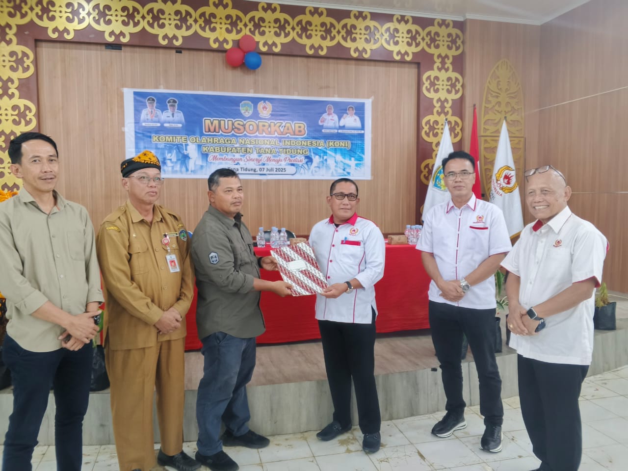 SERAH TERIMA BERITA ACARA:Ketua KONI Tana Tidung terpilih Hafid Padu (tiga dari kanan) usai Musorkab periode 2025-2029.