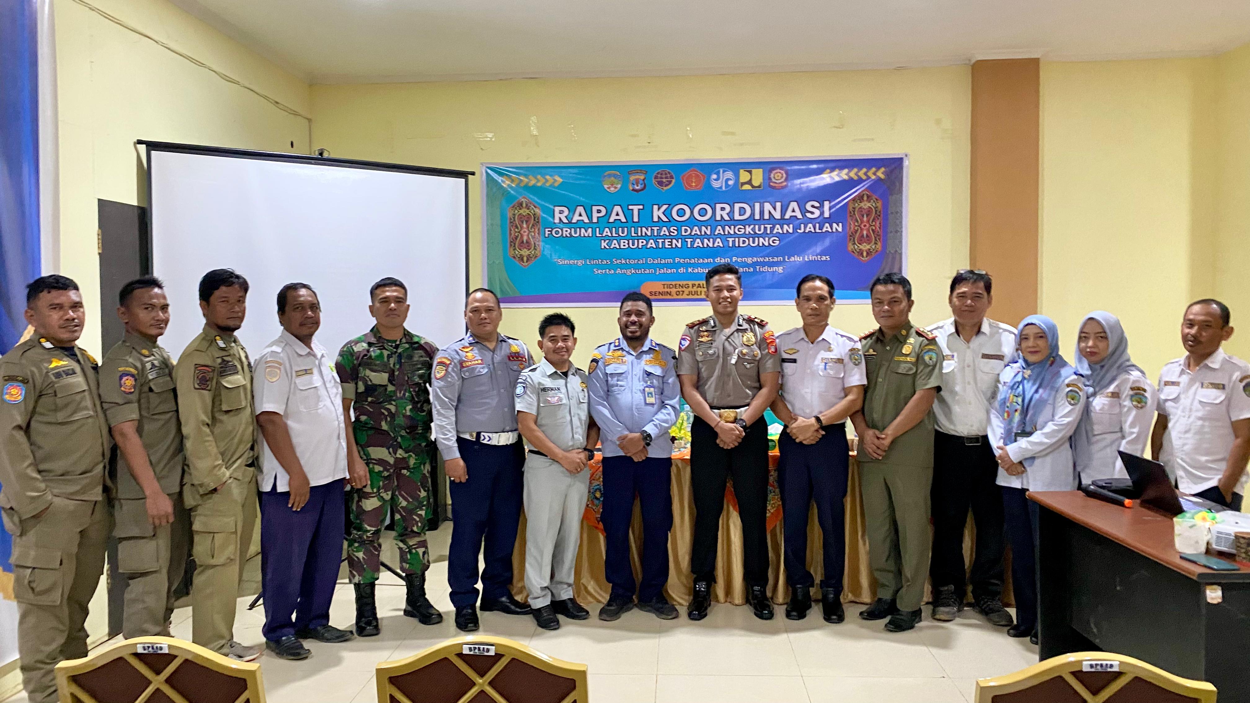 ABADIKAN MOMEN: Peserta Rakor Forum Lalu Lintas melakukan sesi foto bersama.(FOTO;SOPIAN/RADAR TARAKAN)