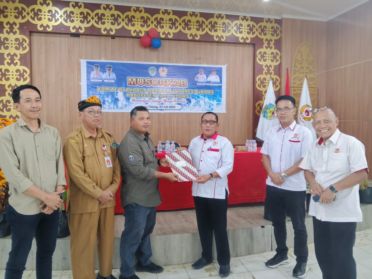 MUSORKAB: Wakil Ketua I KONI Kaltara Wiyono Adie (paling kanan) saat menghadiri Musorkab KONI Tana Tidung.(FOTO: SOPIAN/RADAR TARAKAN)