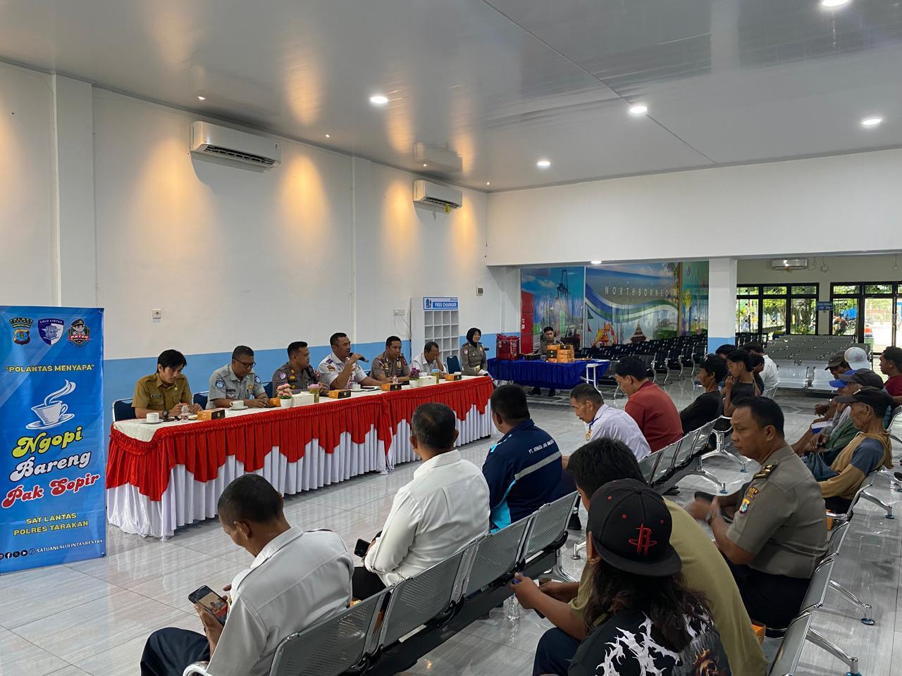SATLANTAS POLRES TARAKAN CEGAH LAKA LANTAS: Satlantas Polres Tarakan melakukan pendekatan kepada para sopir dan pelaku usaha angkutan barang melalui kegiatan Ngopi Bareng Pak Sopir