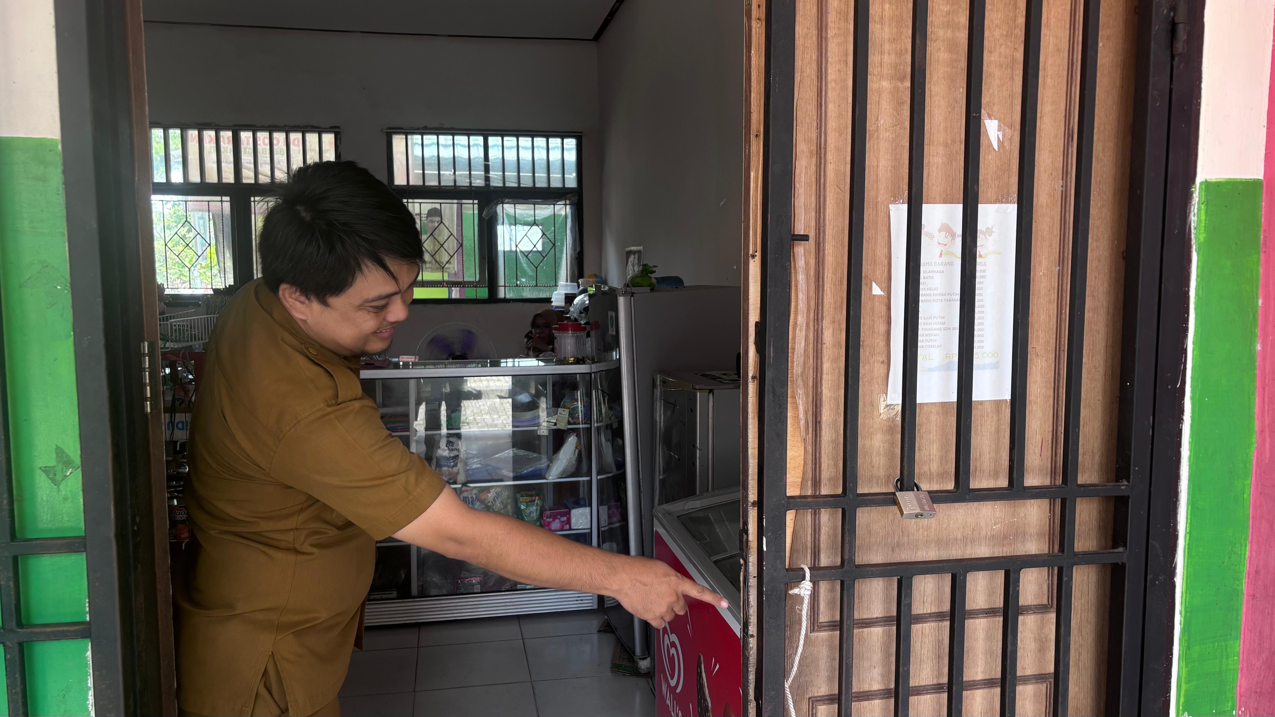 DIBOBOL : Diduga pelaku membobol pintu ruang koperasi dan guru SDN 005 Tarakan.FOTO:&nbsp;ELIAZAR/RADAR TARAKAN